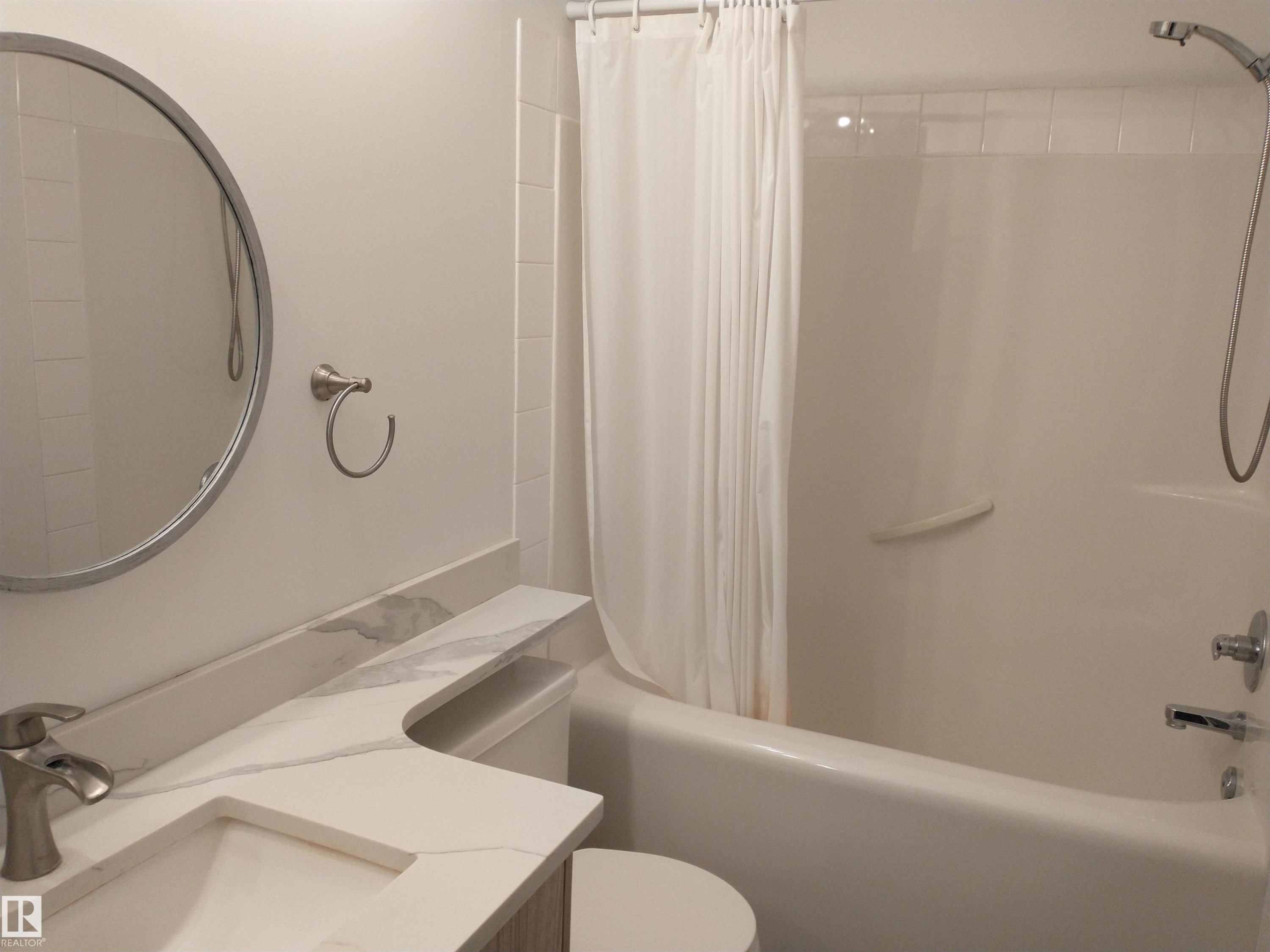 Edmonton, AB - Indoor Photo Showing Bathroom