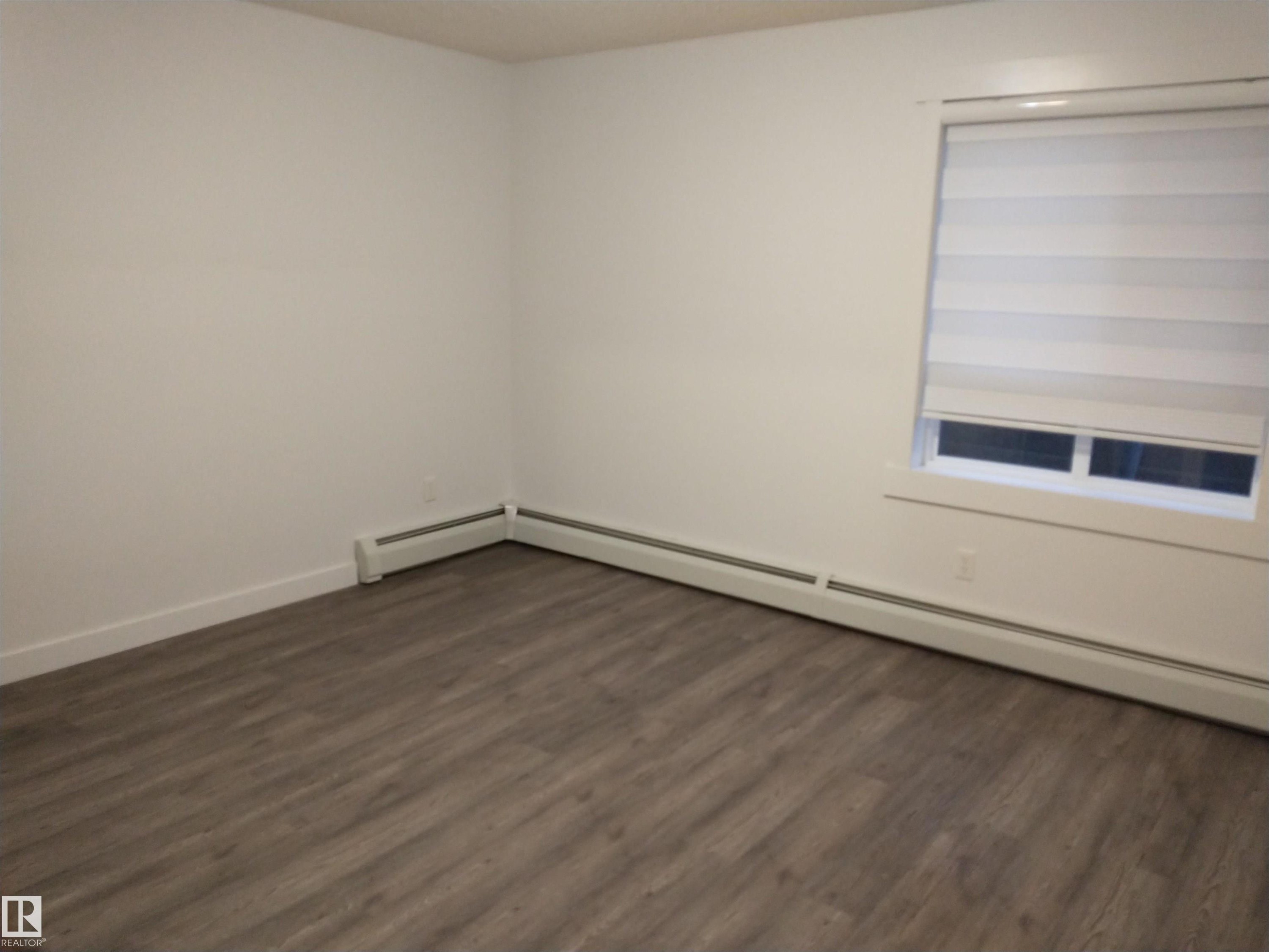 Edmonton, AB - Indoor Photo Showing Other Room