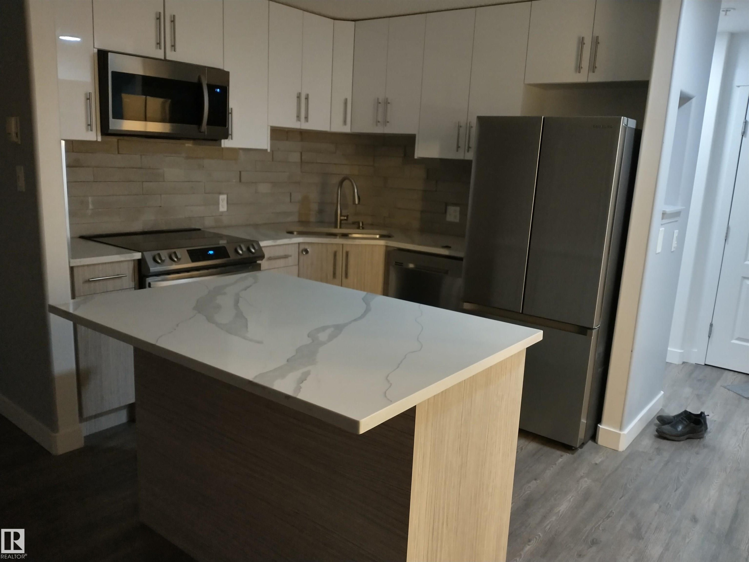 Edmonton, AB - Indoor Photo Showing Kitchen With Stainless Steel Kitchen With Upgraded Kitchen