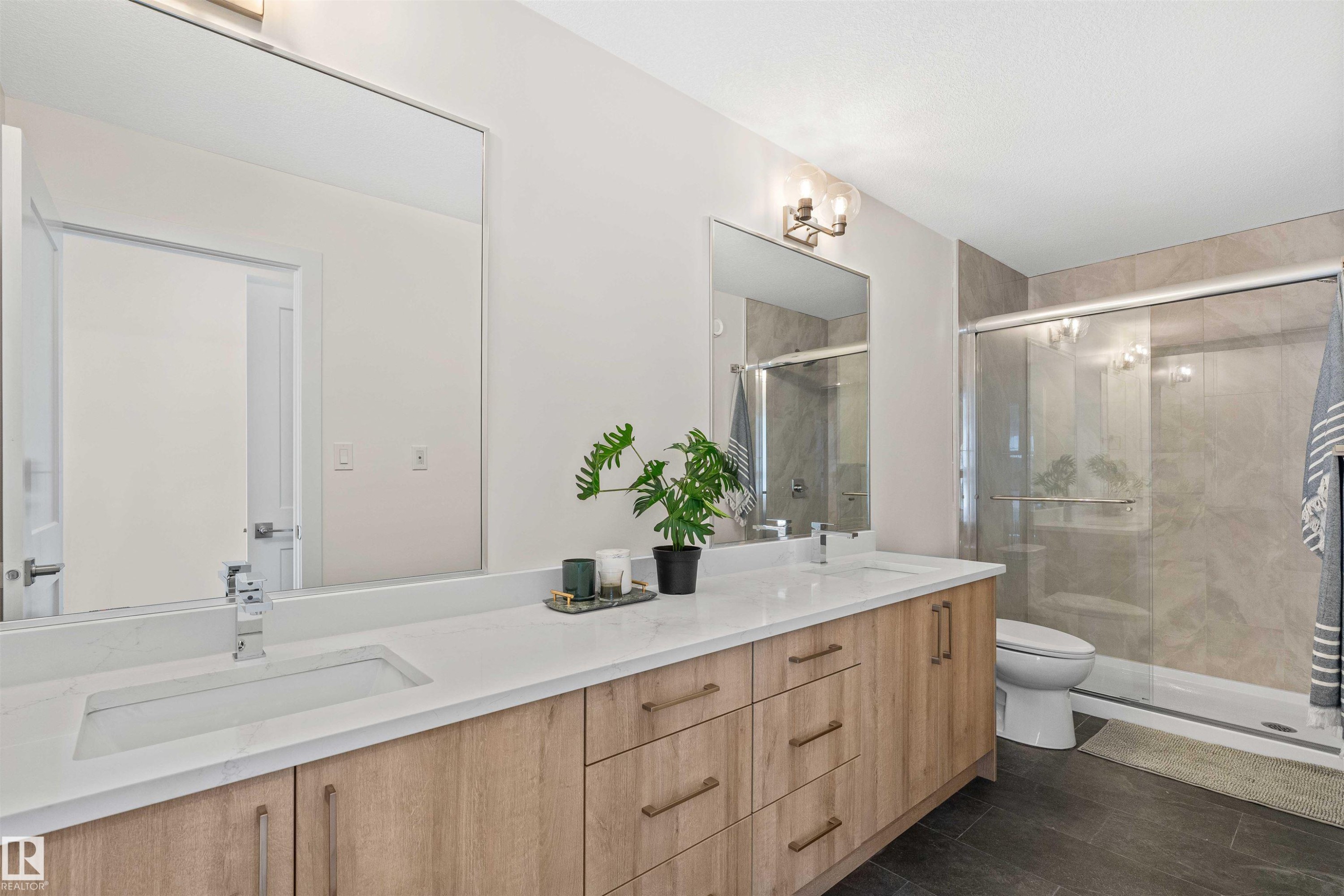 2013 154 Avenue, Edmonton, AB - Indoor Photo Showing Bathroom