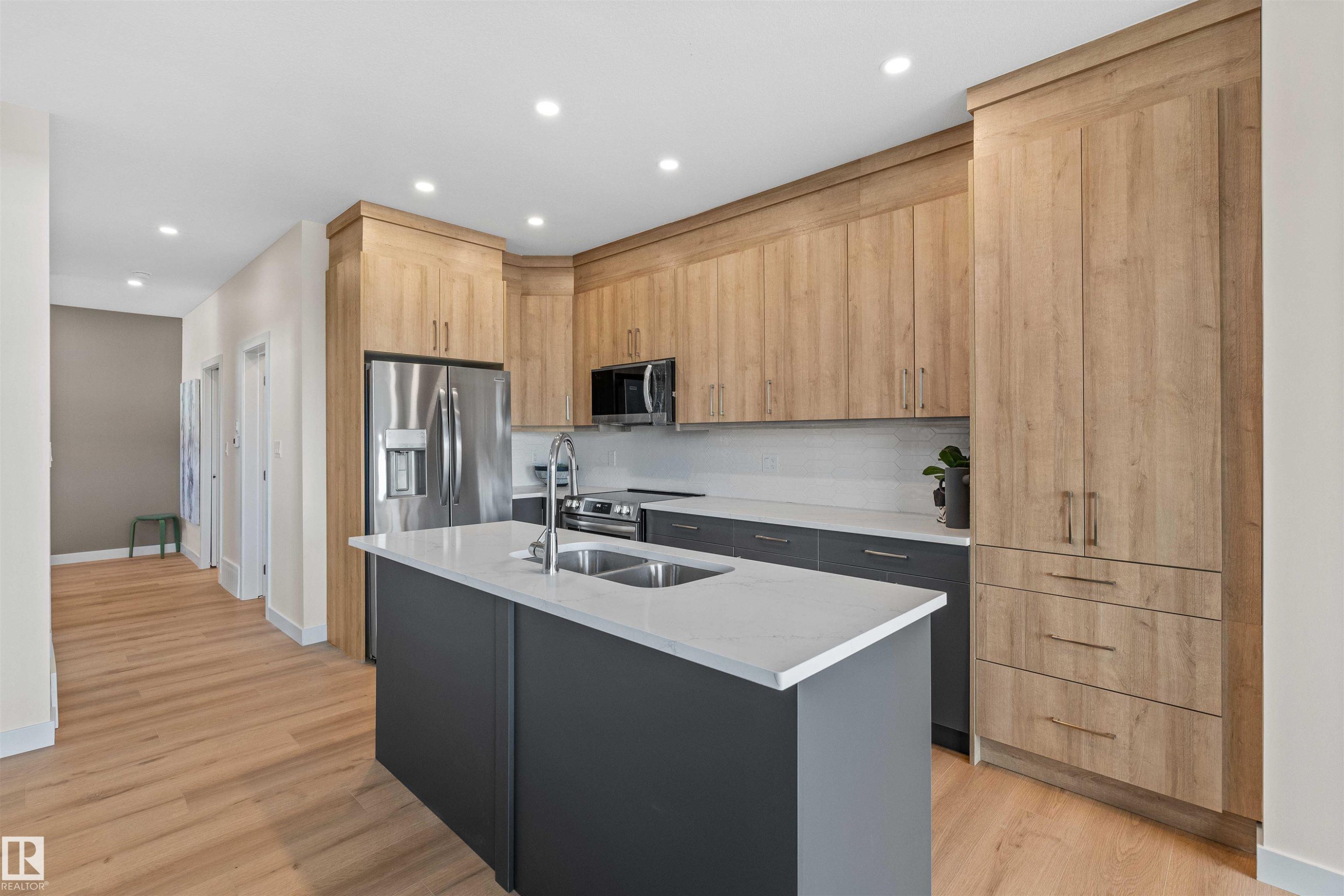 2013 154 Avenue, Edmonton, AB - Indoor Photo Showing Kitchen With Double Sink With Upgraded Kitchen