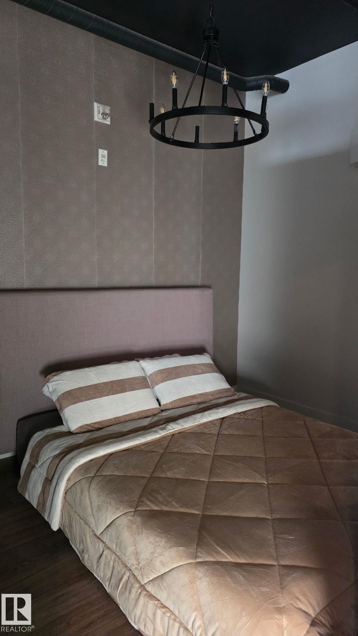 Edmonton, AB - Indoor Photo Showing Bedroom