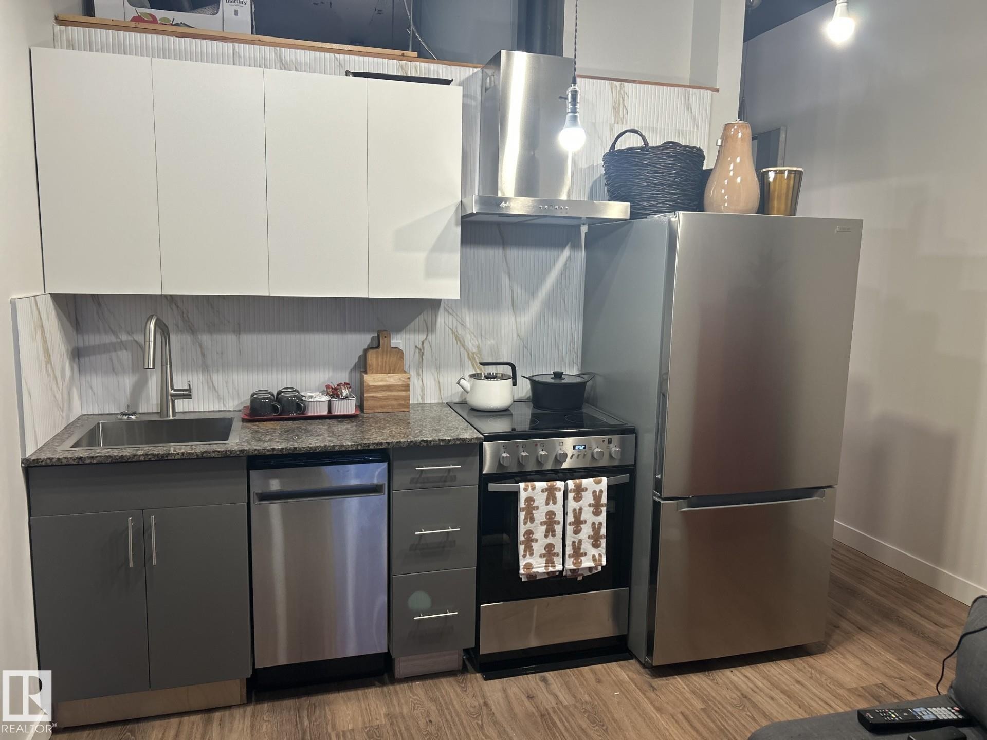 Edmonton, AB - Indoor Photo Showing Kitchen With Upgraded Kitchen