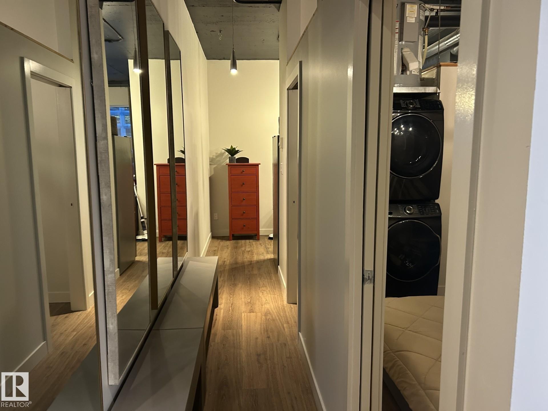 Edmonton, AB - Indoor Photo Showing Other Room