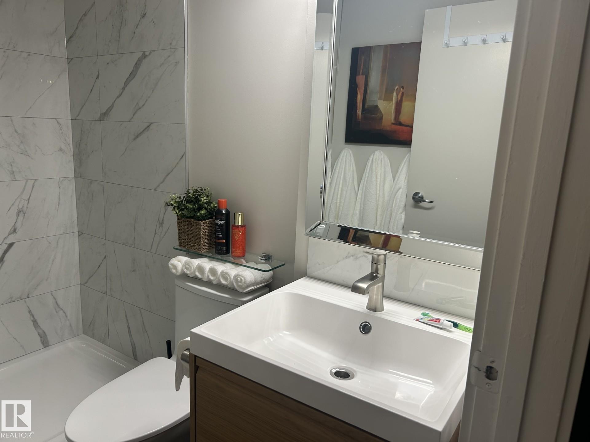 Edmonton, AB - Indoor Photo Showing Bathroom