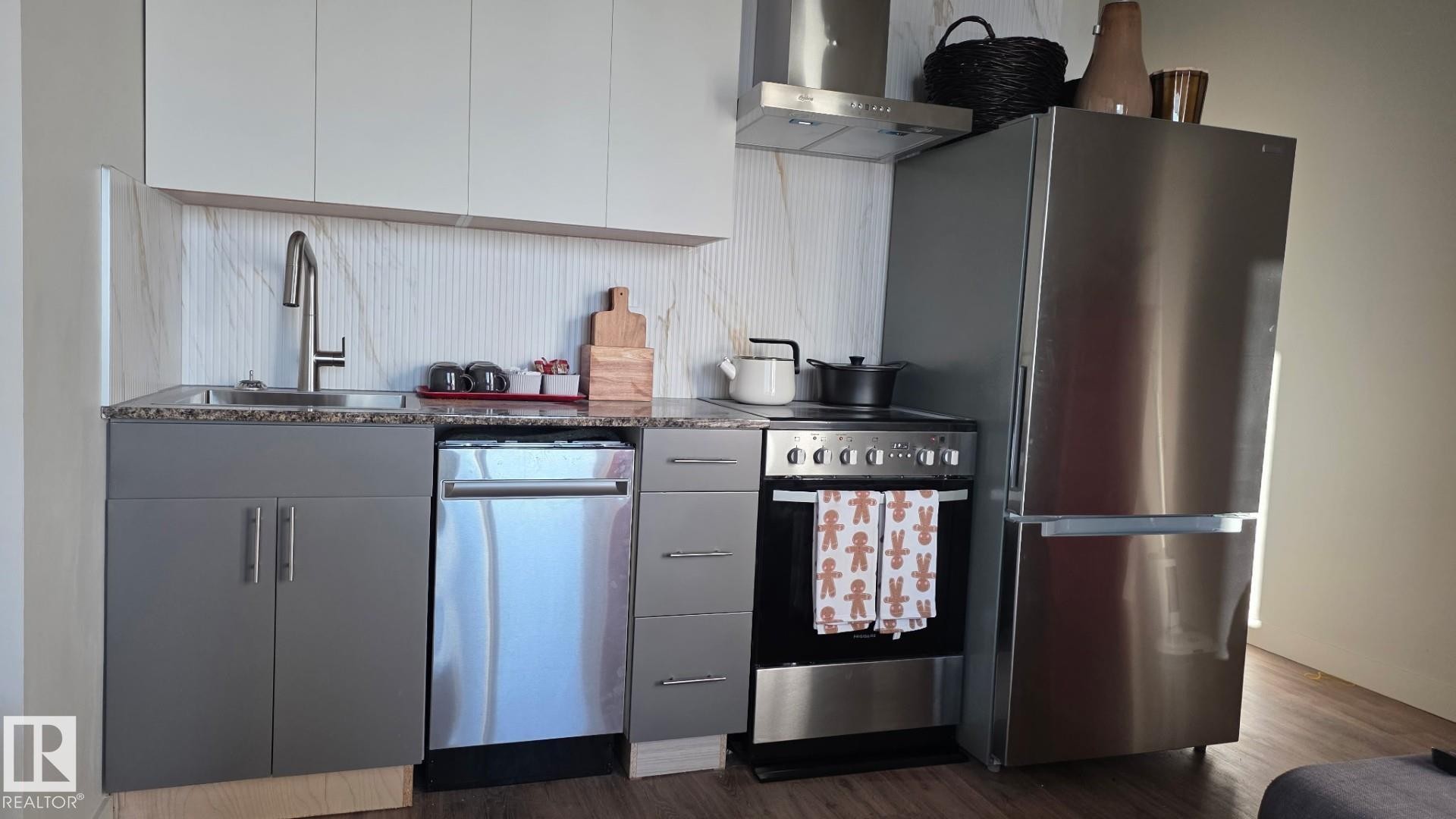 Edmonton, AB - Indoor Photo Showing Kitchen