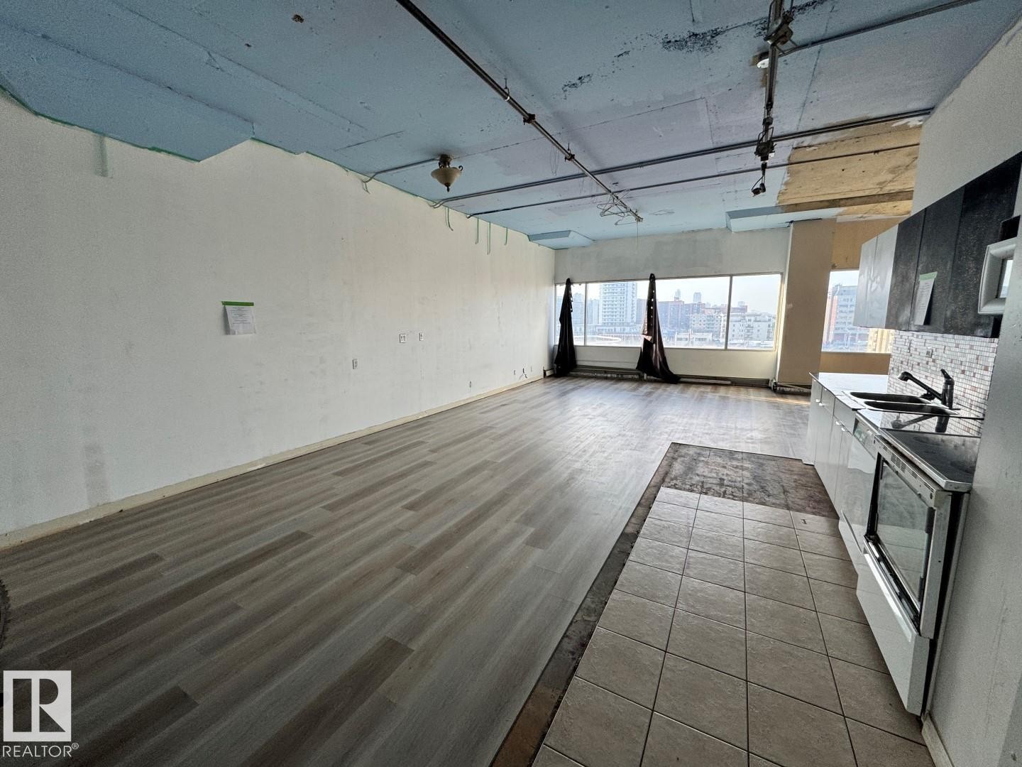 502 10179 105 Street, Edmonton, AB - Indoor