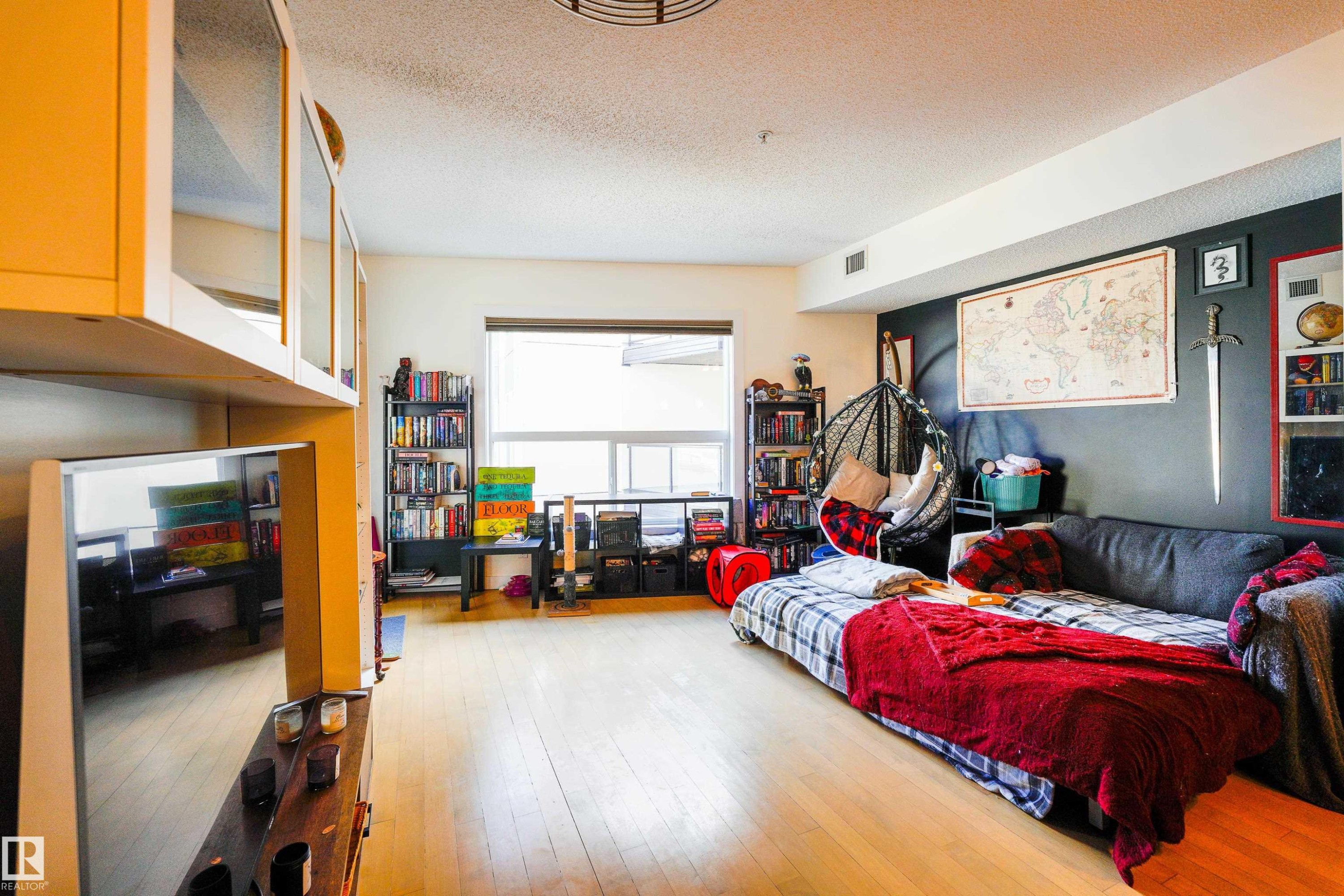 319 10523 123 Street, Edmonton, AB - Indoor Photo Showing Bedroom
