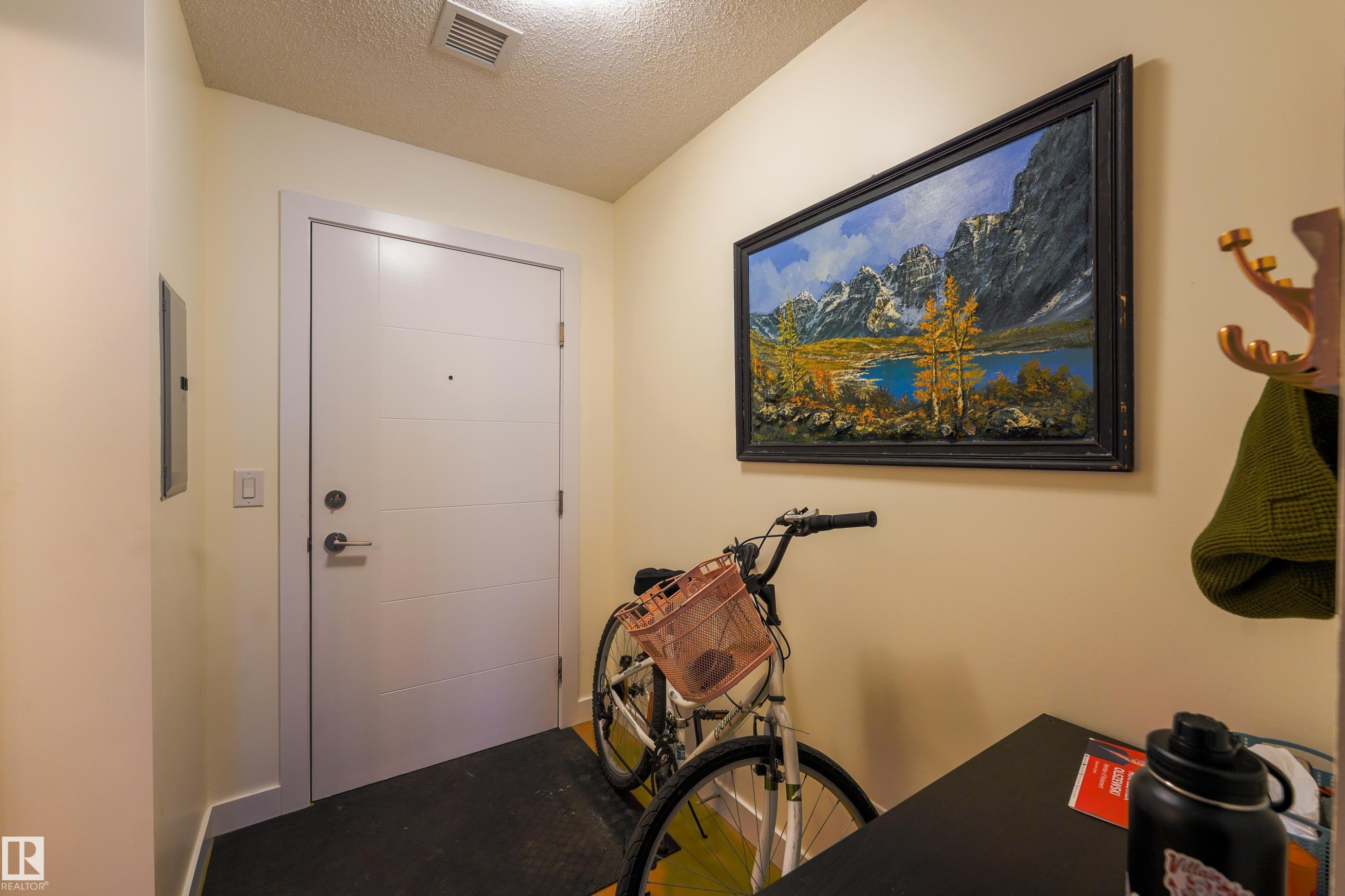 319 10523 123 Street, Edmonton, AB - Indoor