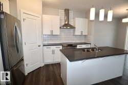 UPPER 9406 PEAR Crescent Edmonton, AB T6X 2Z4