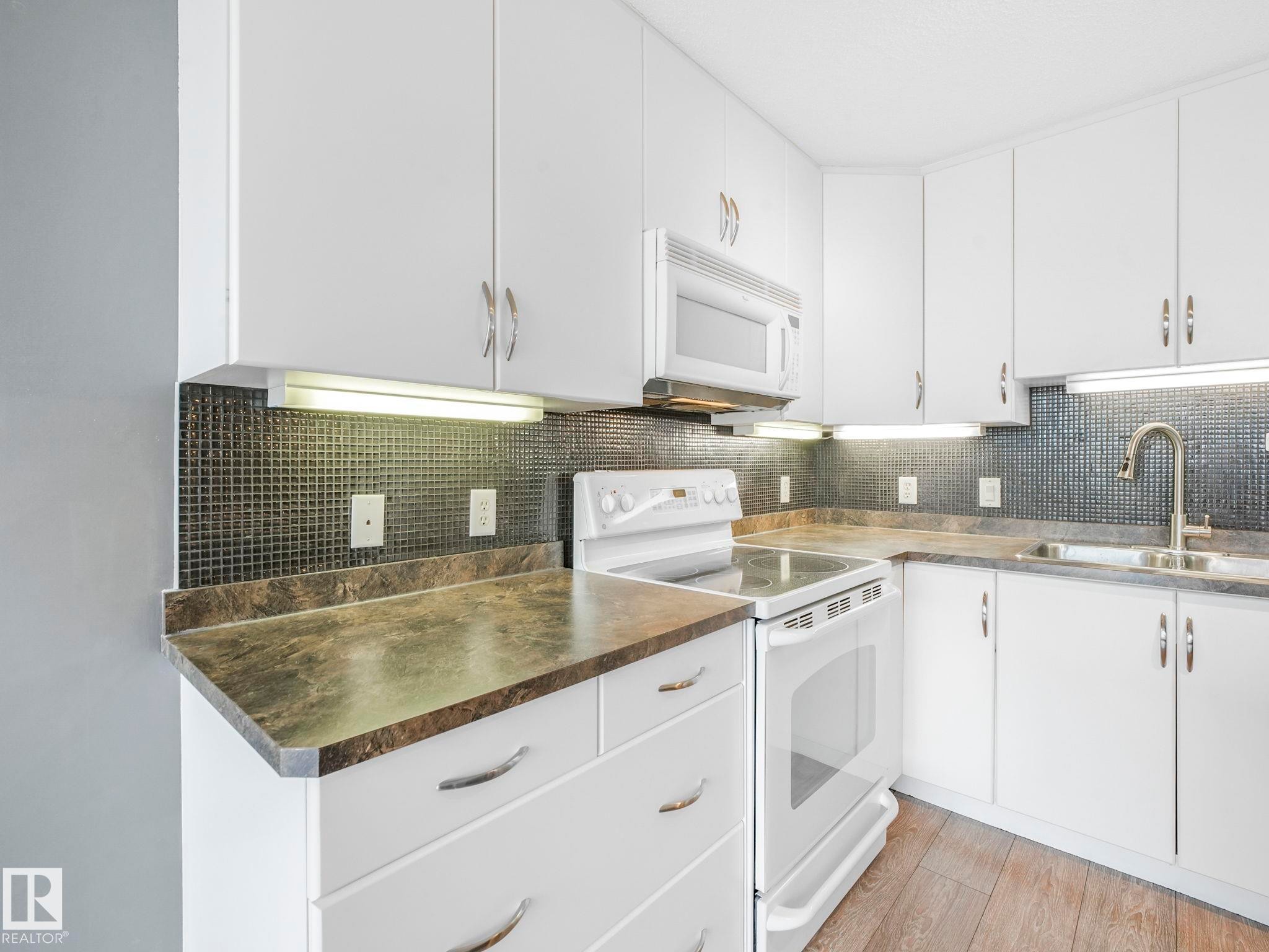 332 16035 132 Street, Edmonton, AB - Indoor Photo Showing Kitchen