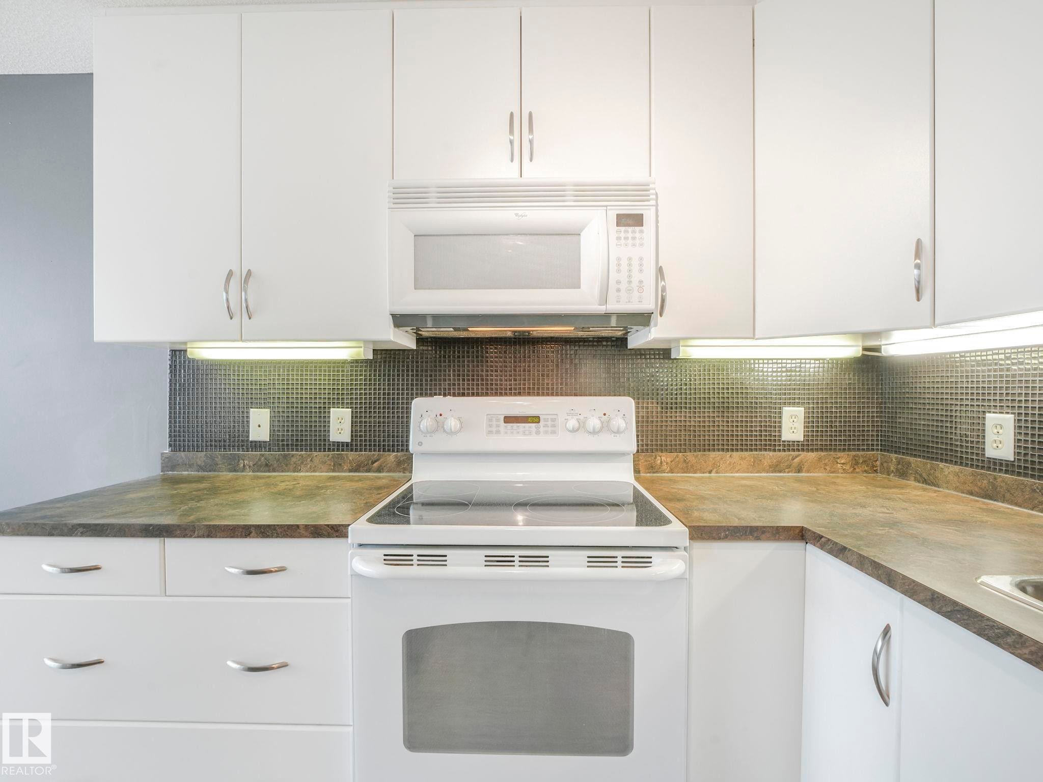 332 16035 132 Street, Edmonton, AB - Indoor Photo Showing Kitchen