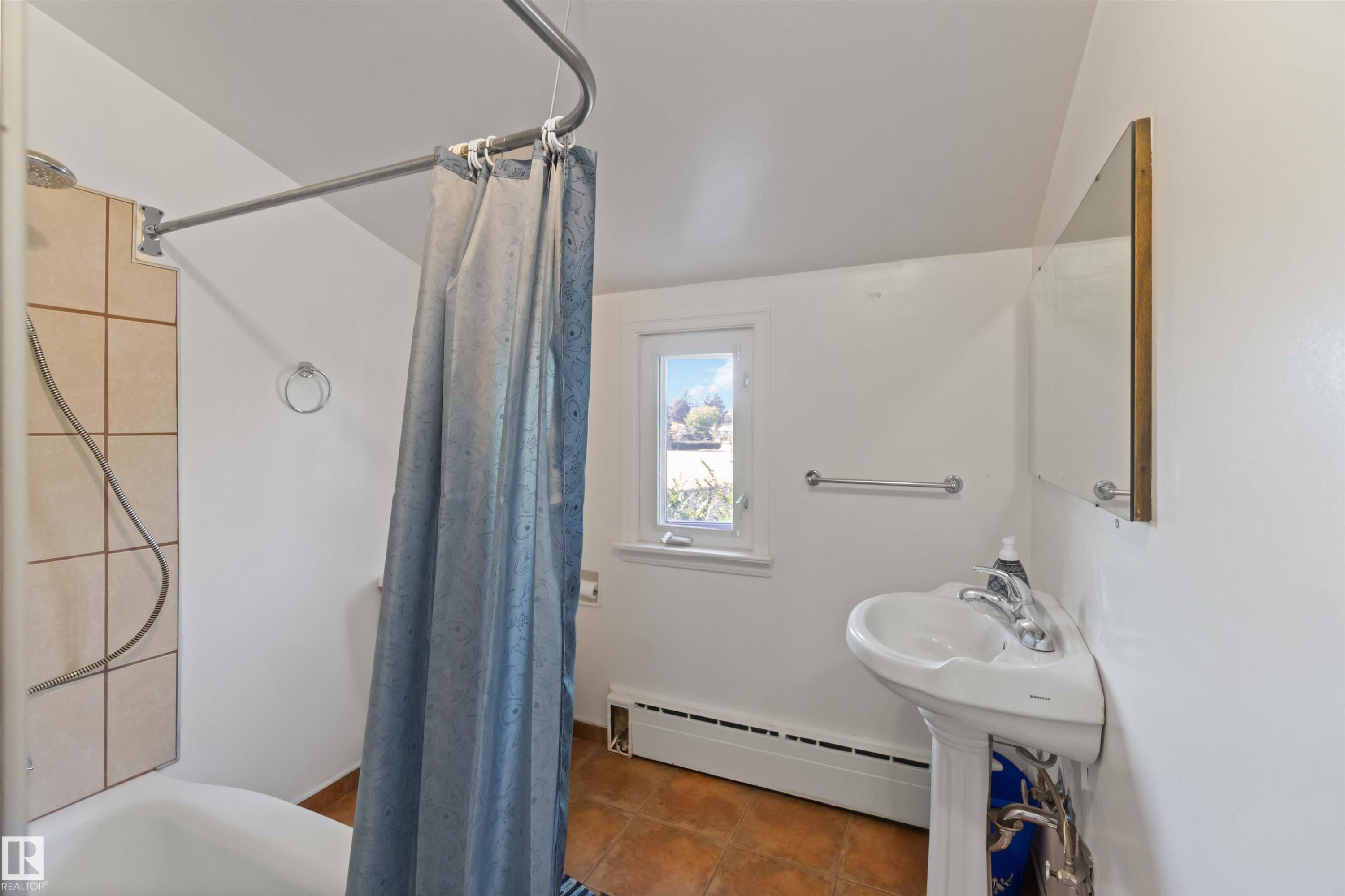 11022 110 Avenue, Edmonton, AB - Indoor Photo Showing Bathroom