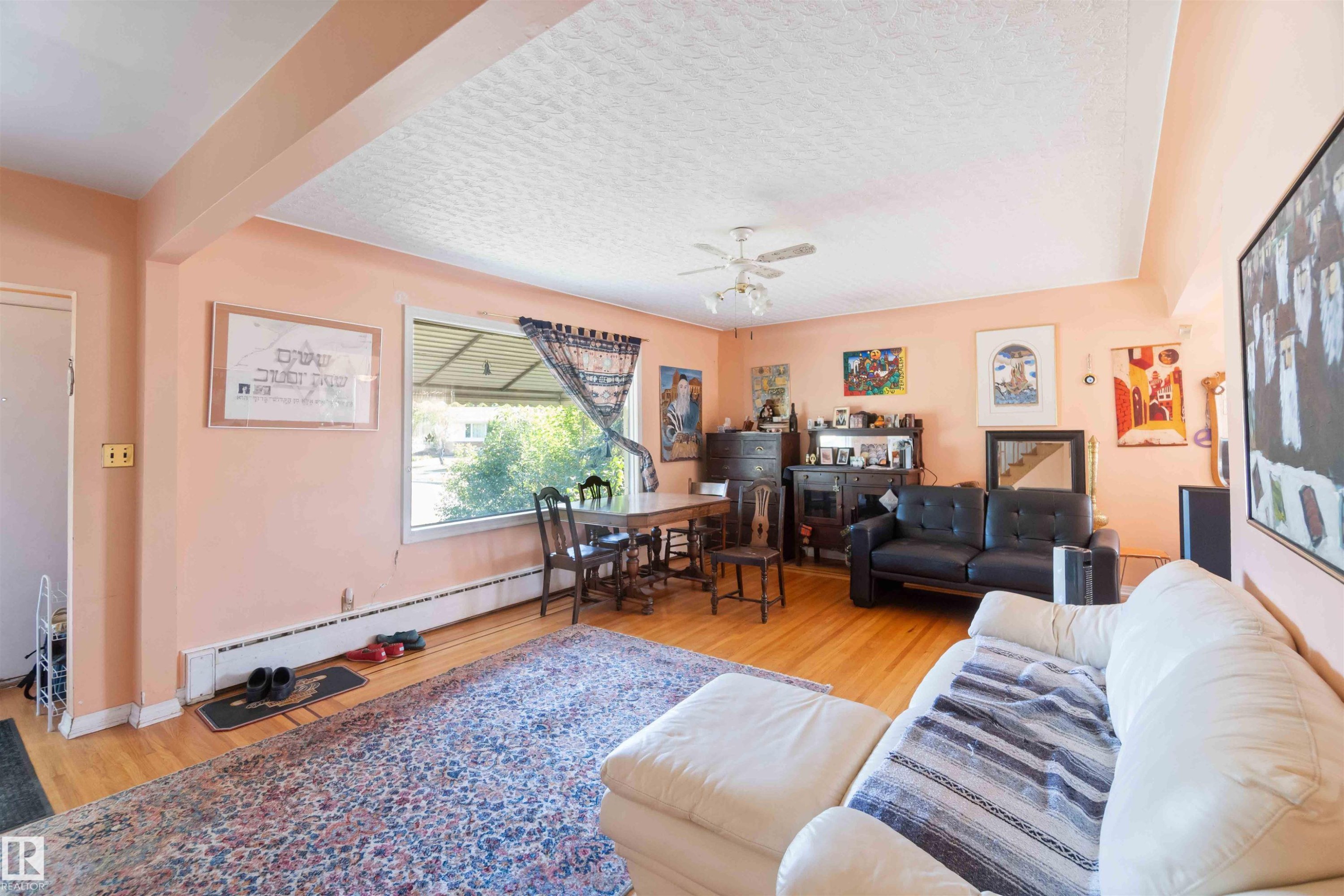 11022 110 Avenue, Edmonton, AB - Indoor Photo Showing Living Room