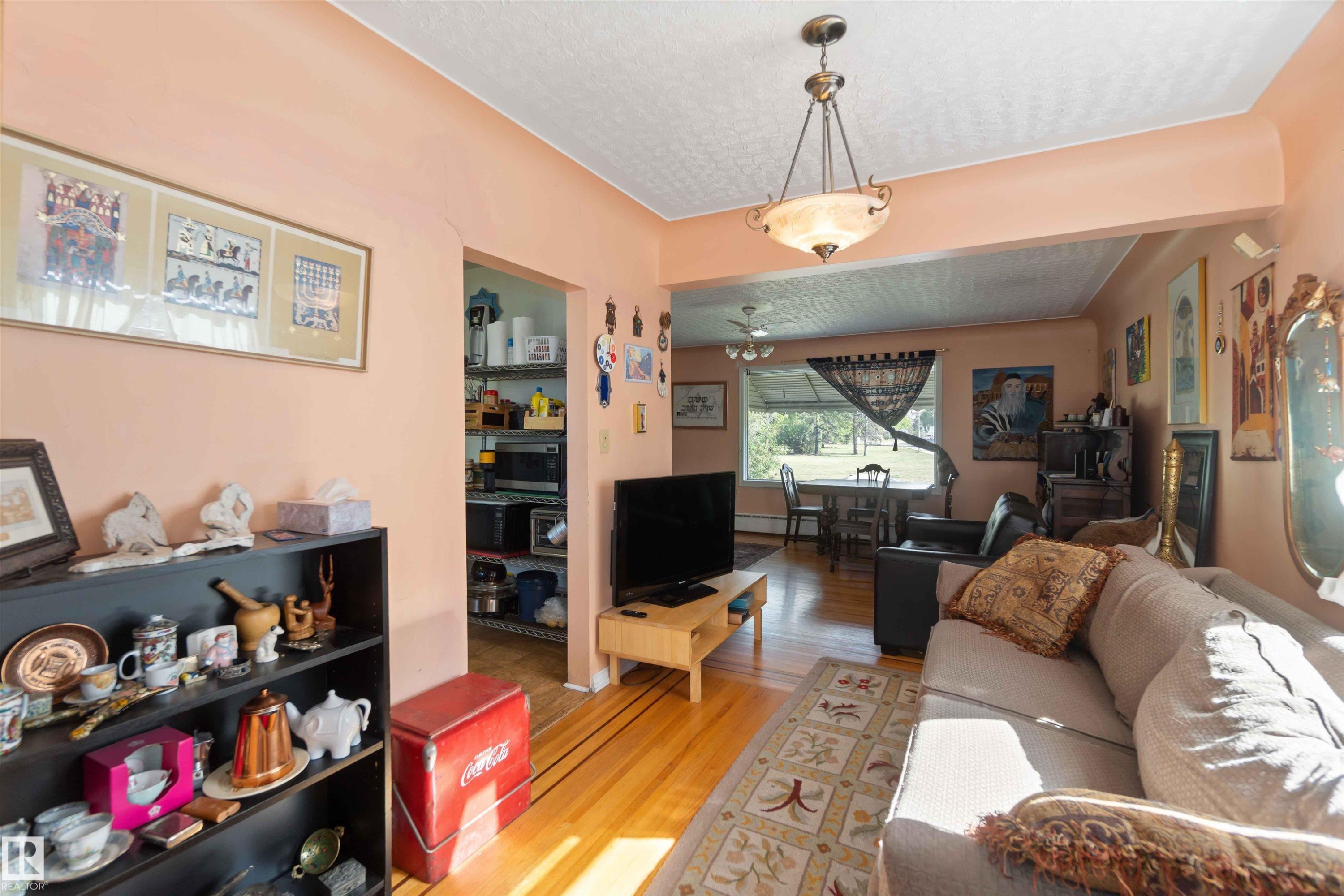 11022 110 Avenue, Edmonton, AB - Indoor Photo Showing Living Room
