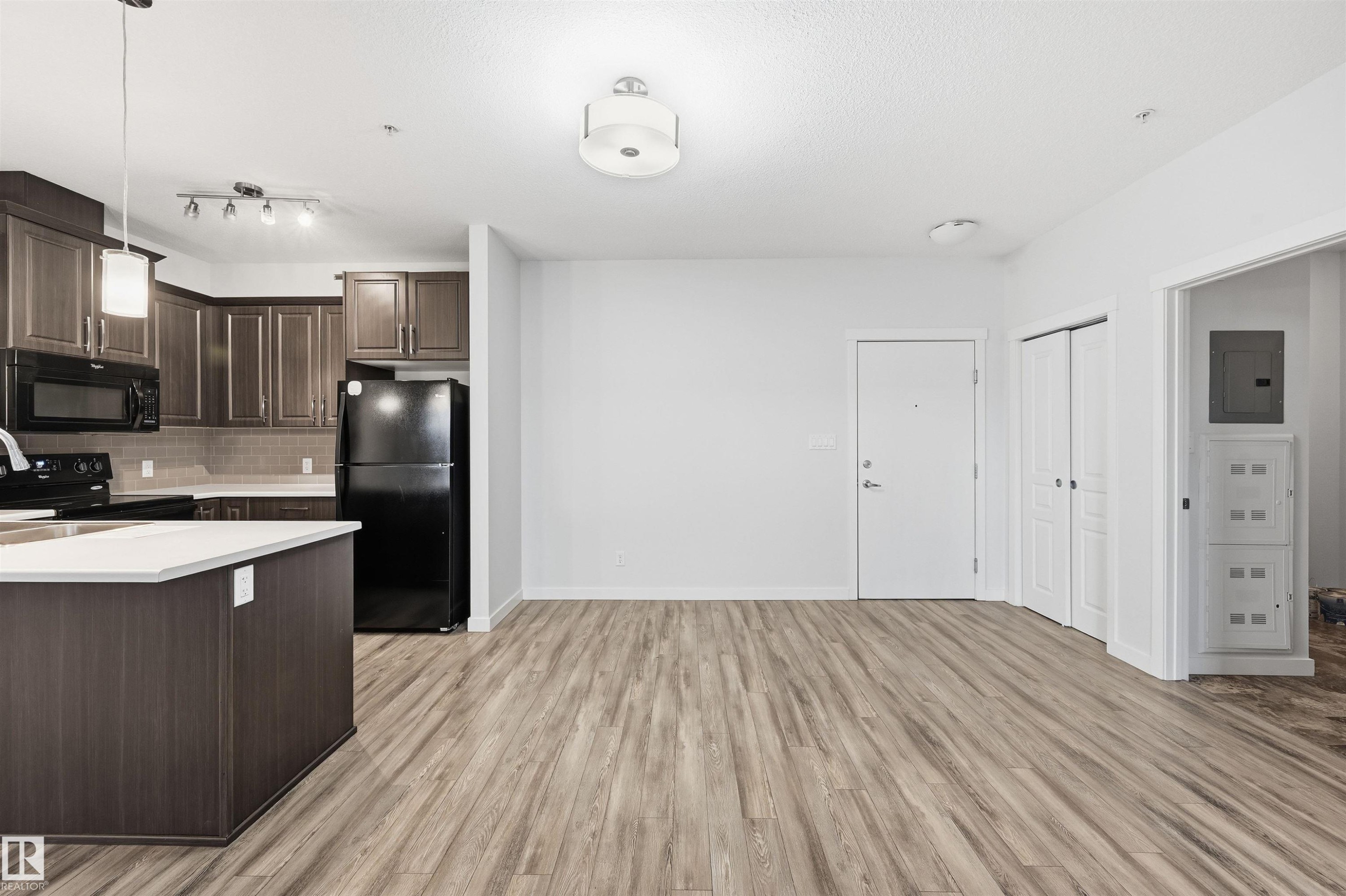 307 812 Welsh Drive, Edmonton, AB - Indoor Photo Showing Kitchen