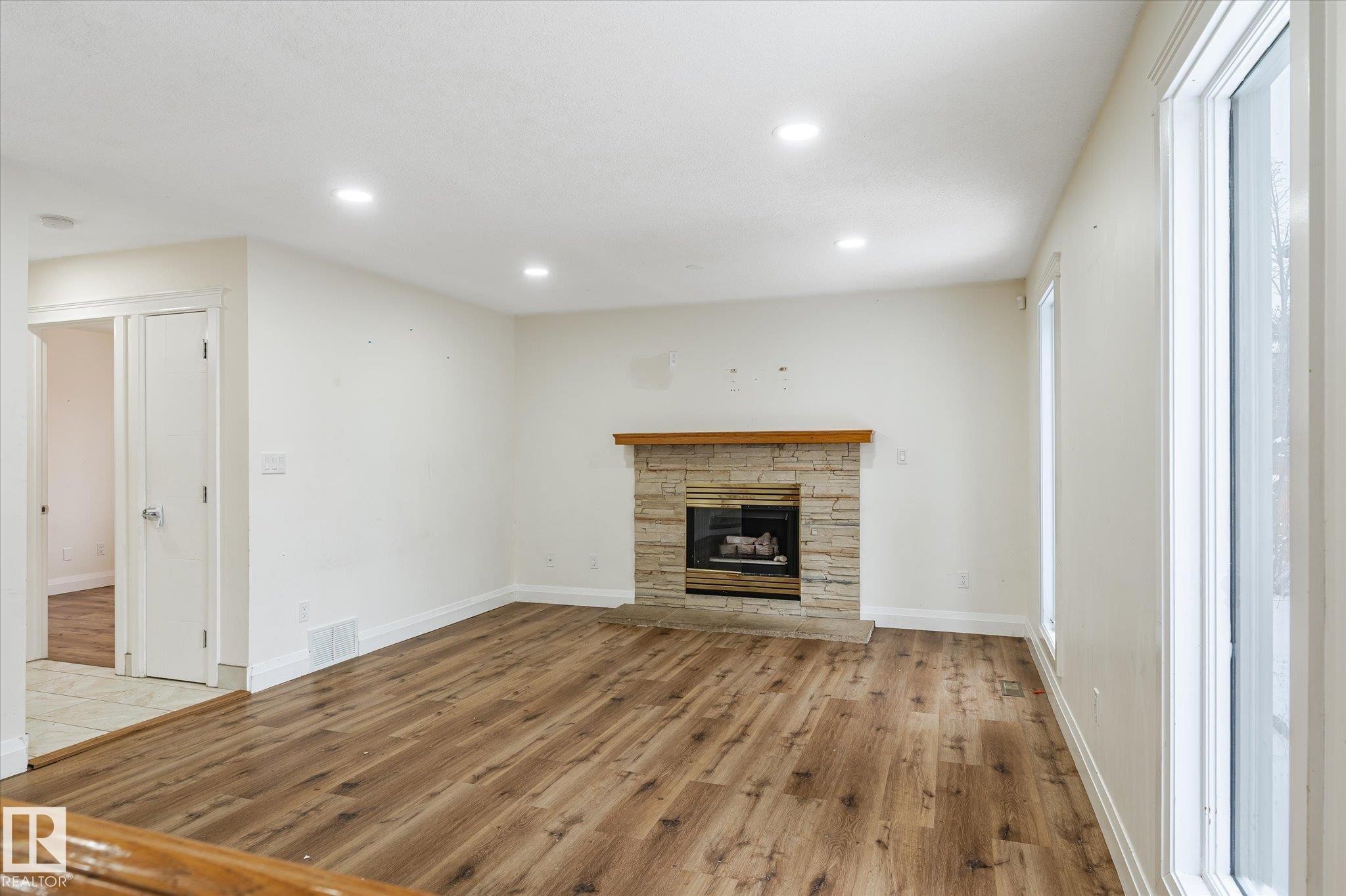 9822 175 Avenue, Edmonton, AB - Indoor Photo Showing Living Room With Fireplace