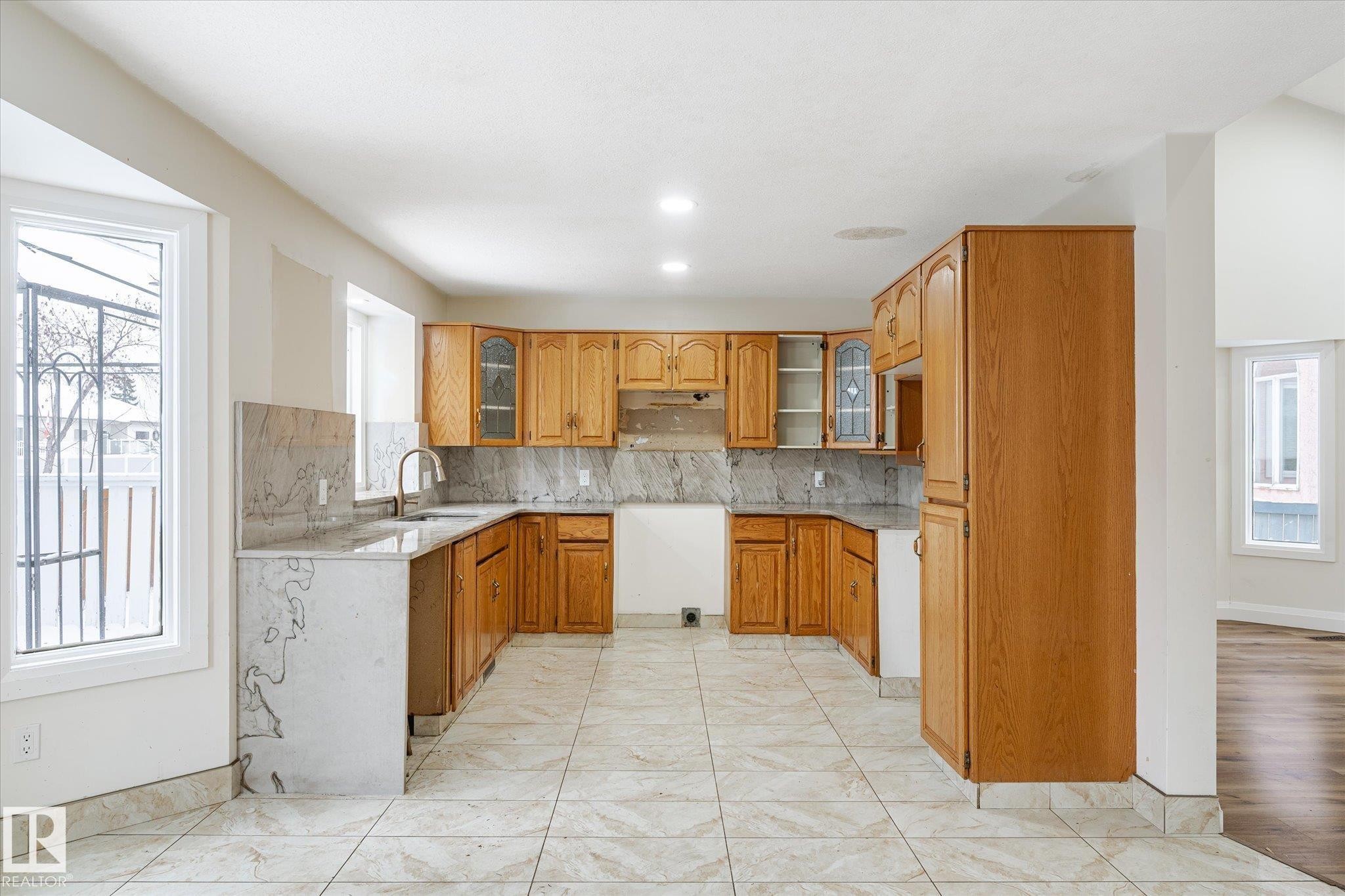 9822 175 Avenue, Edmonton, AB - Indoor Photo Showing Kitchen
