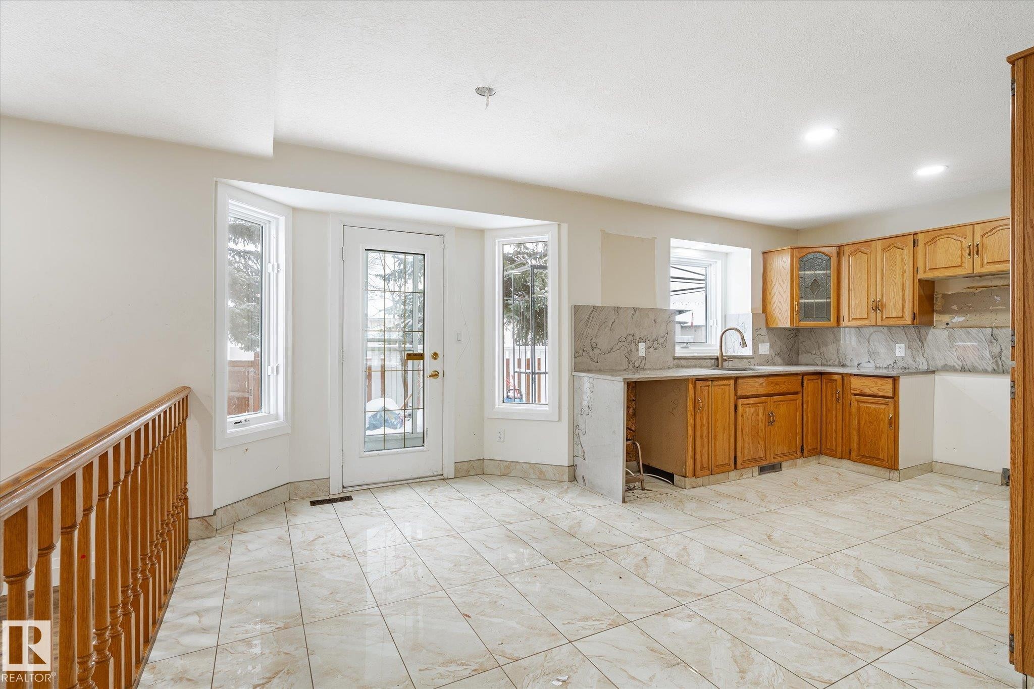 9822 175 Avenue, Edmonton, AB - Indoor Photo Showing Kitchen