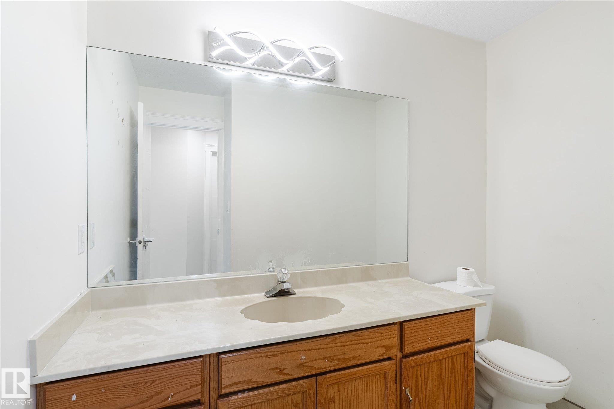 9822 175 Avenue, Edmonton, AB - Indoor Photo Showing Bathroom