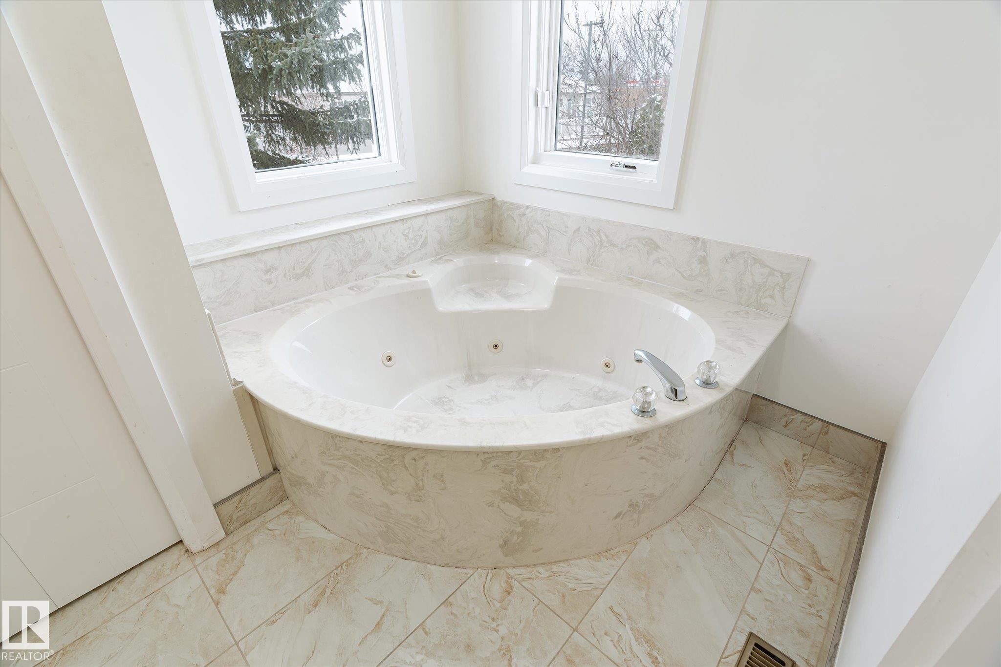 9822 175 Avenue, Edmonton, AB - Indoor Photo Showing Bathroom