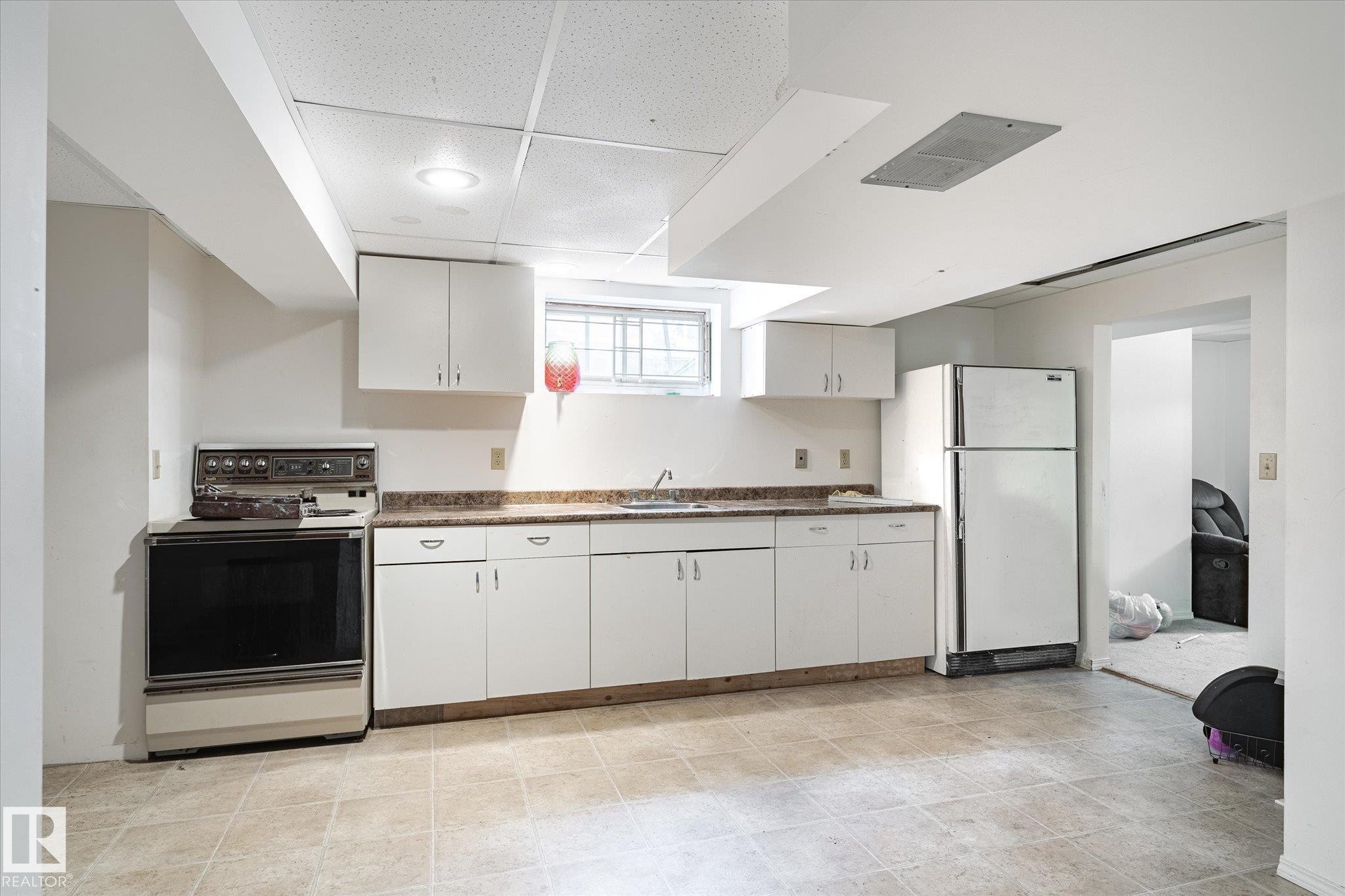 9822 175 Avenue, Edmonton, AB - Indoor Photo Showing Kitchen