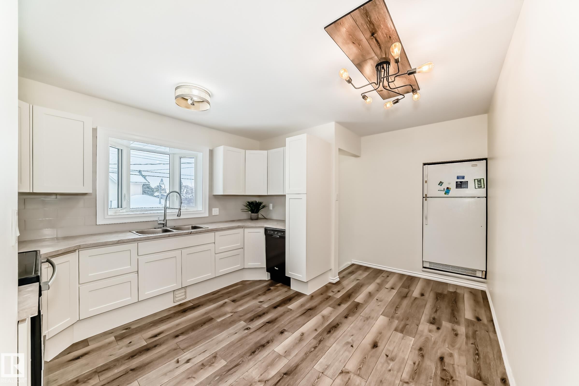 Wetaskiwin, AB - Indoor Photo Showing Kitchen With Double Sink