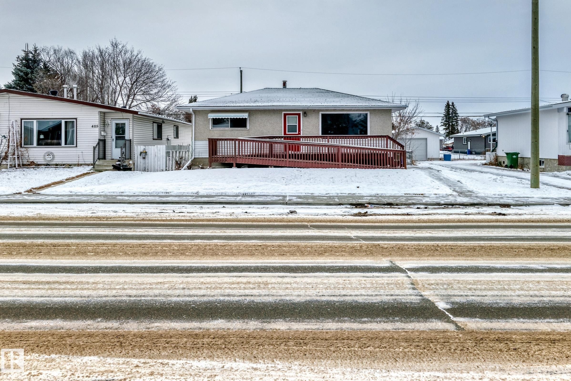 Wetaskiwin, AB - Outdoor With Deck Patio Veranda