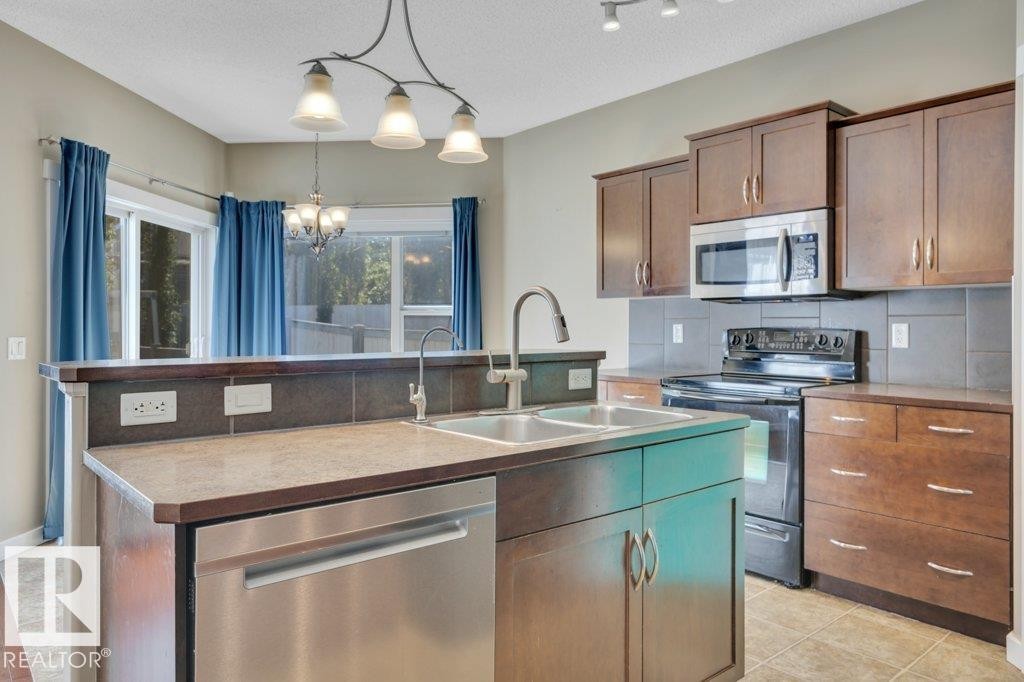 3054 Spence Wynd, Edmonton, AB - Indoor Photo Showing Kitchen With Double Sink