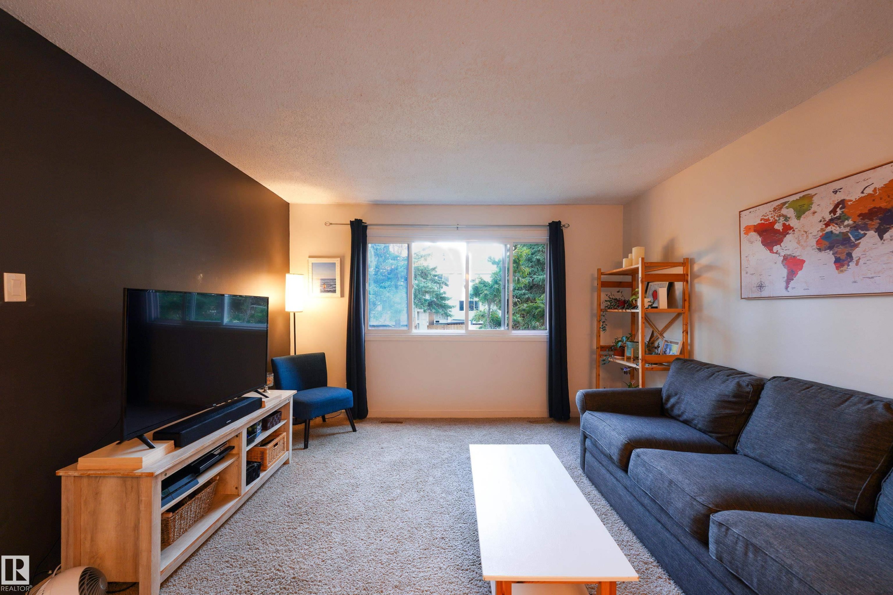 26 Mcleod Place, Edmonton, AB - Indoor Photo Showing Living Room