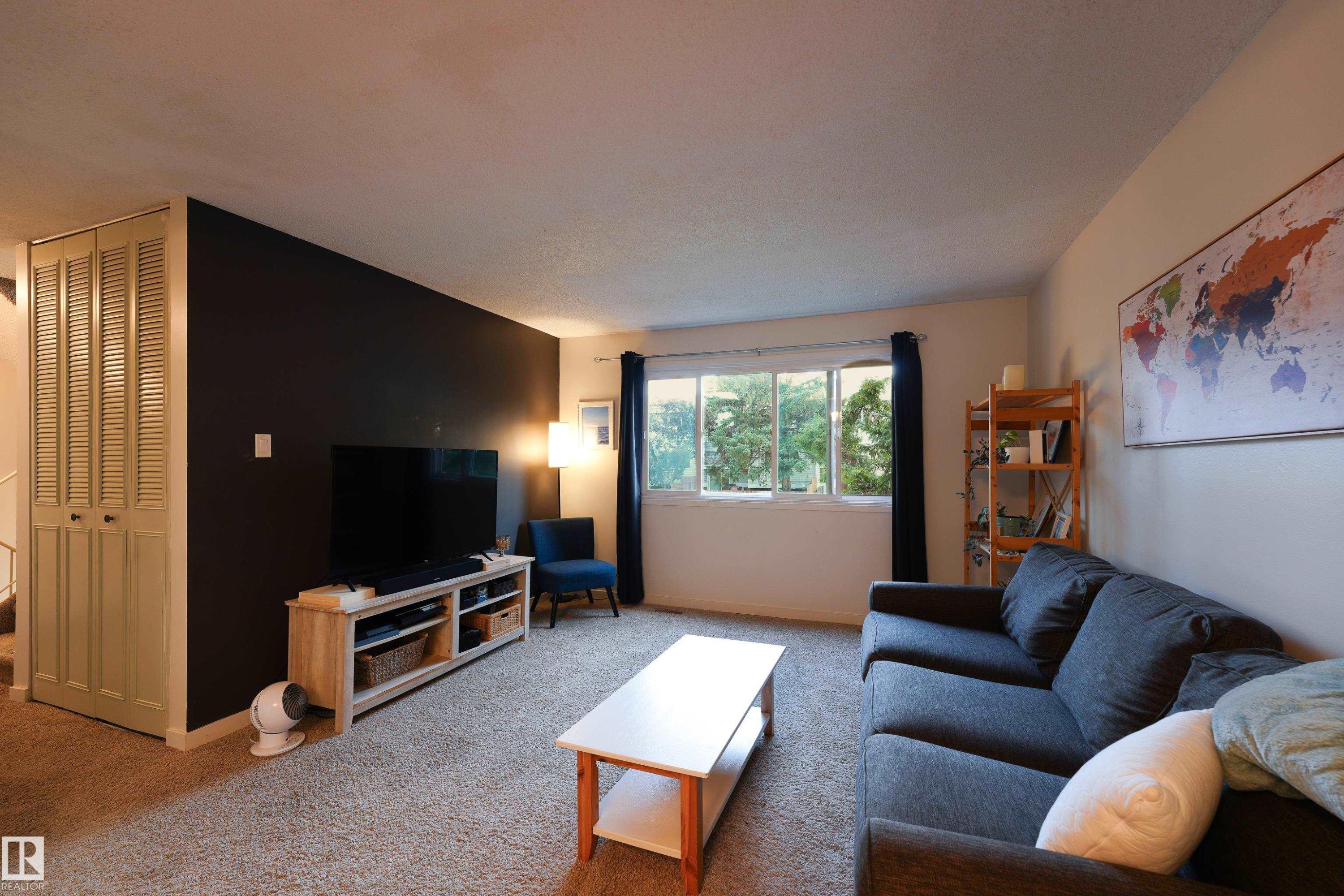 26 Mcleod Place, Edmonton, AB - Indoor Photo Showing Living Room