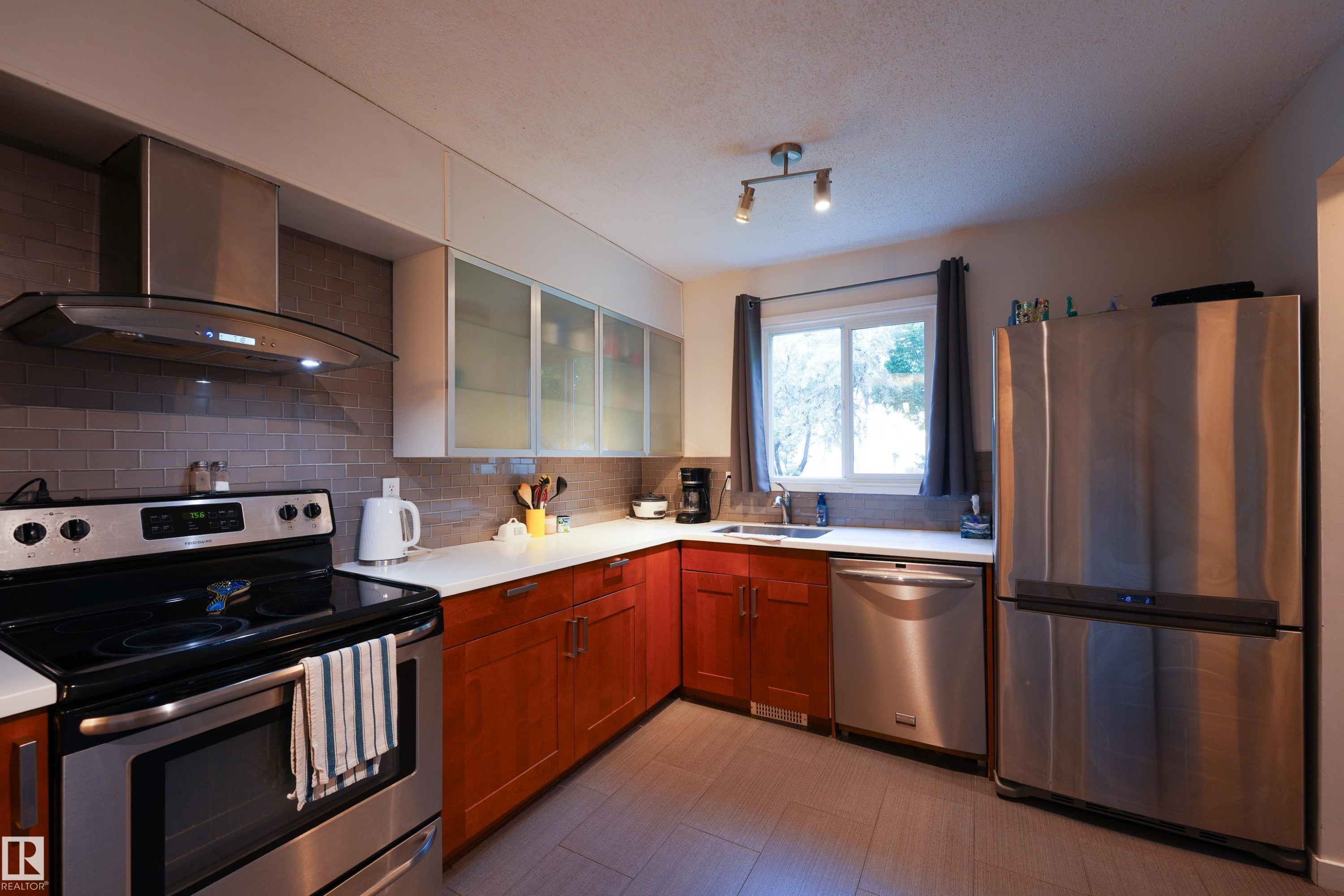 26 Mcleod Place, Edmonton, AB - Indoor Photo Showing Kitchen