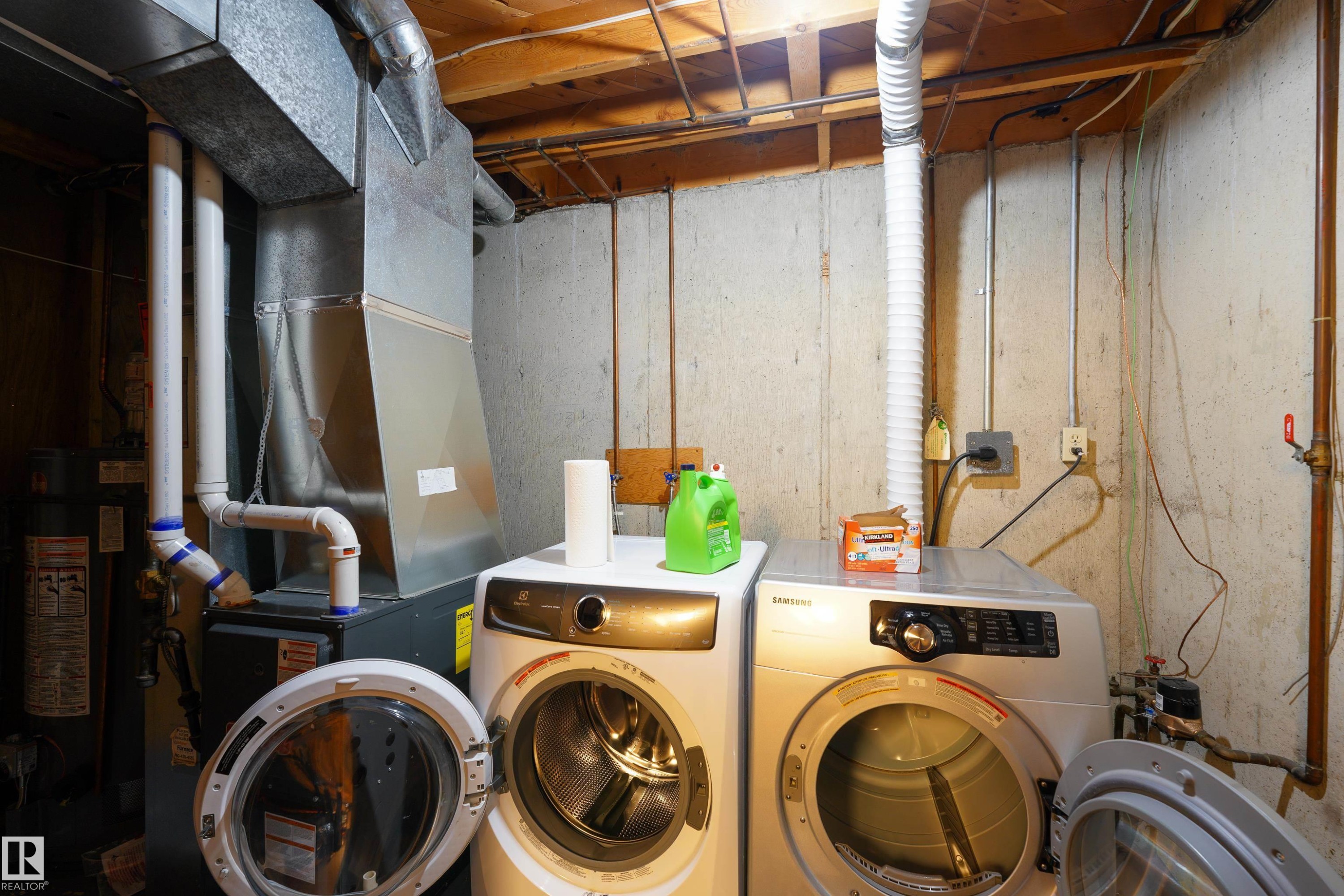 26 Mcleod Place, Edmonton, AB - Indoor Photo Showing Laundry Room