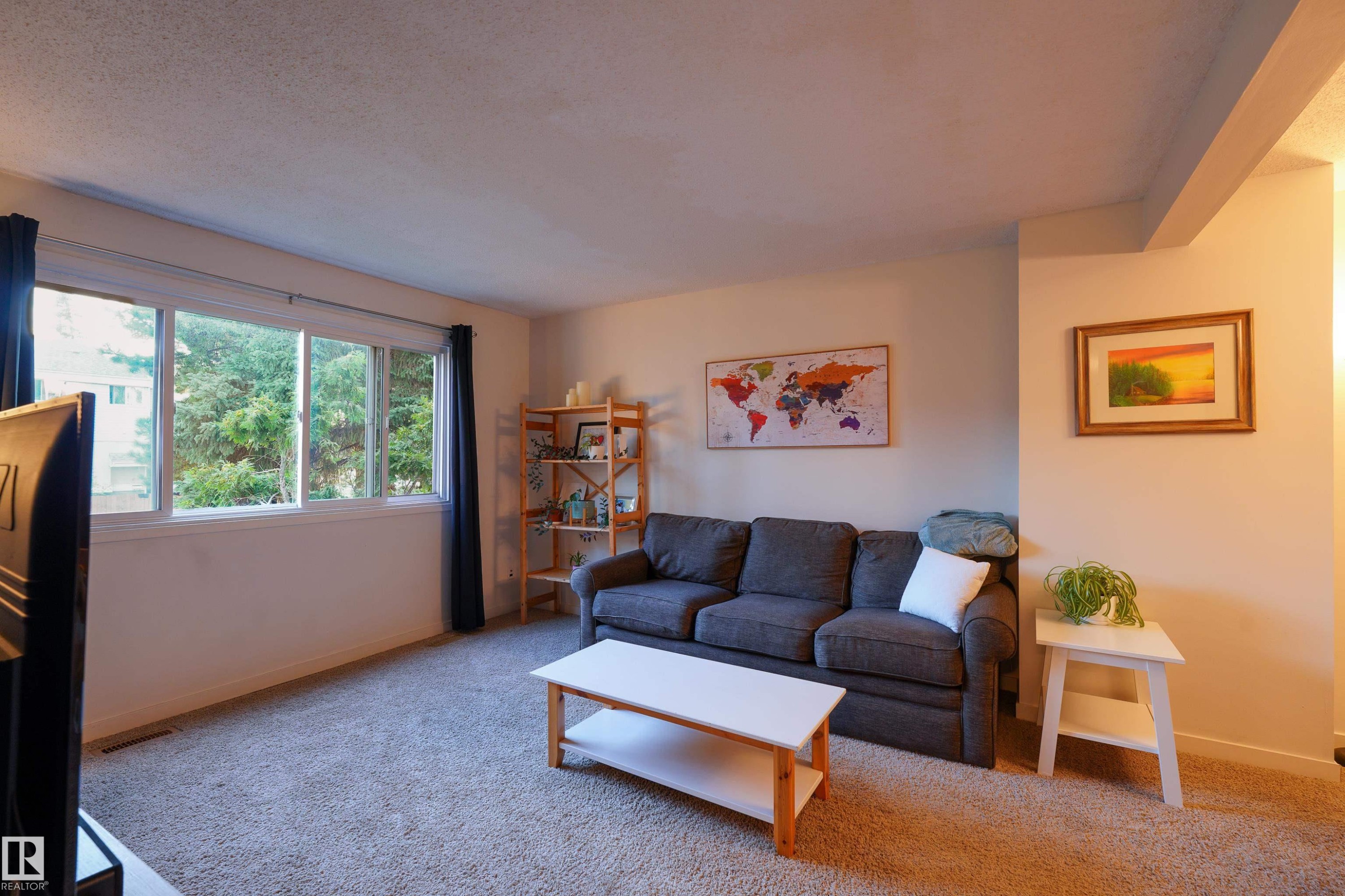 26 Mcleod Place, Edmonton, AB - Indoor Photo Showing Living Room