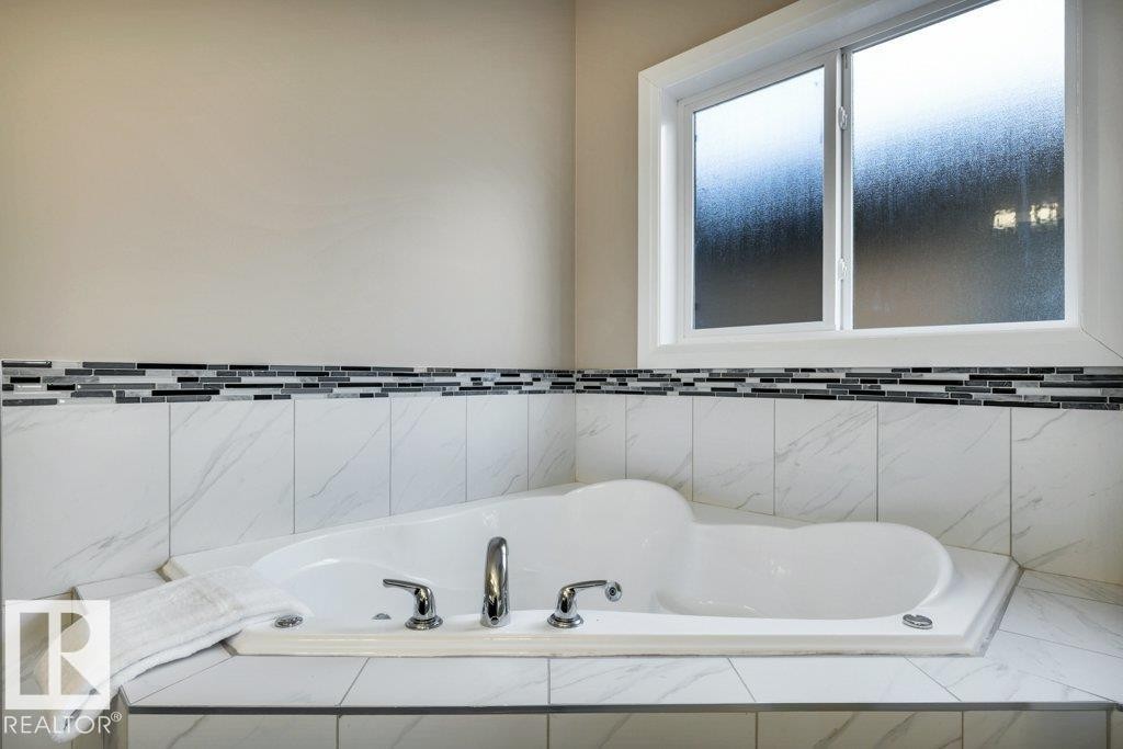 5121 1B Avenue, Edmonton, AB - Indoor Photo Showing Bathroom