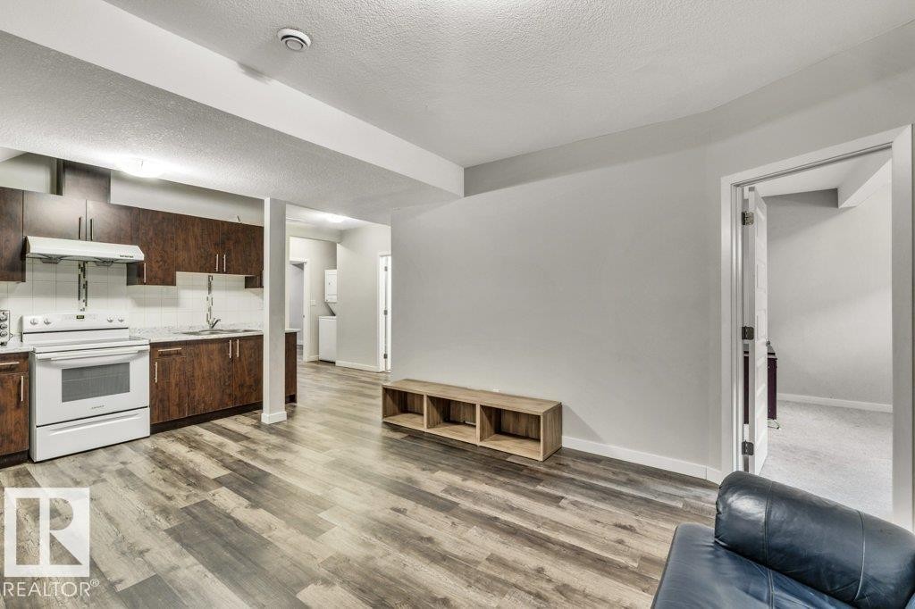 5121 1B Avenue, Edmonton, AB - Indoor Photo Showing Kitchen