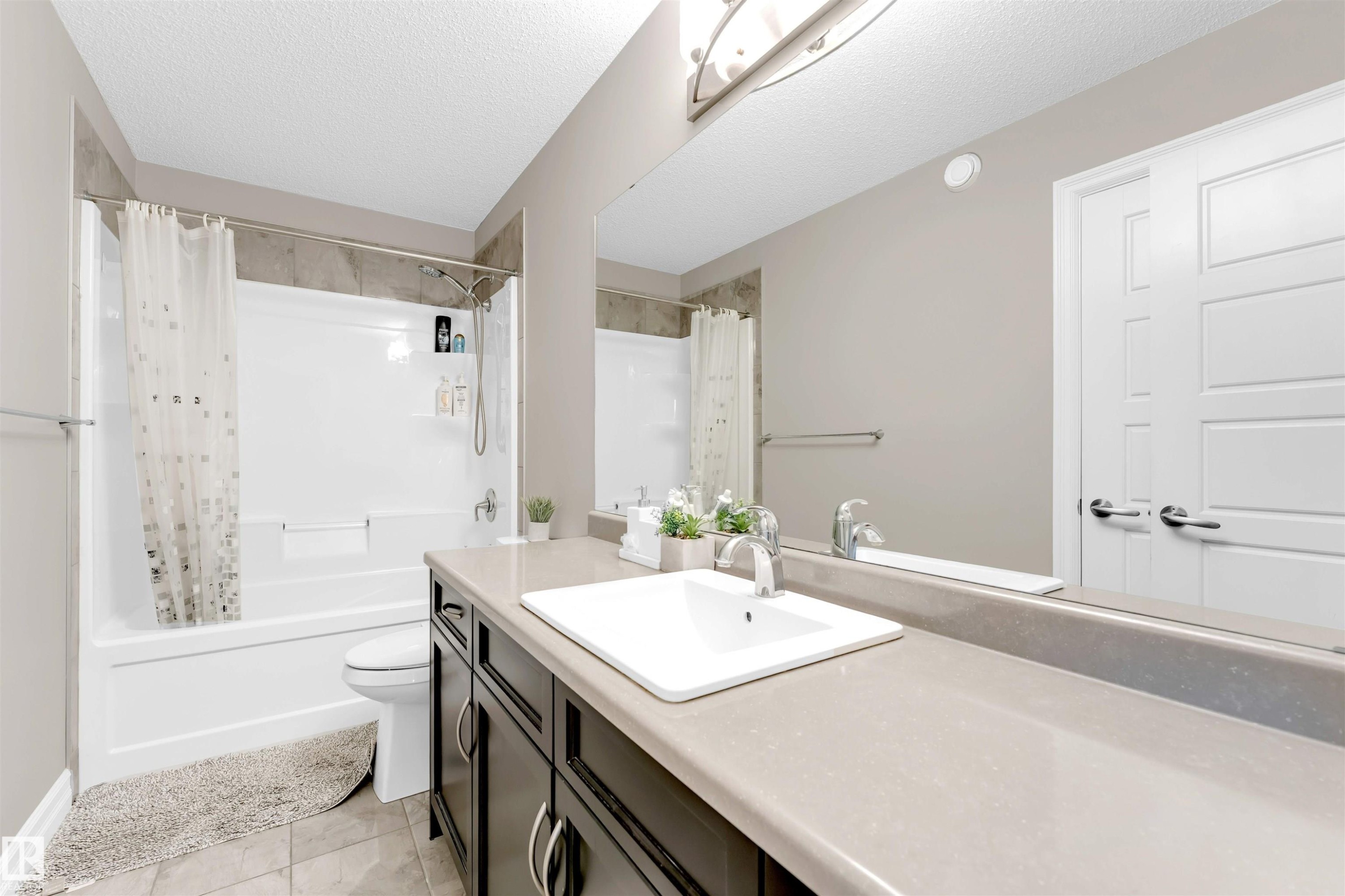 1347 Watt Drive, Edmonton, AB - Indoor Photo Showing Bathroom