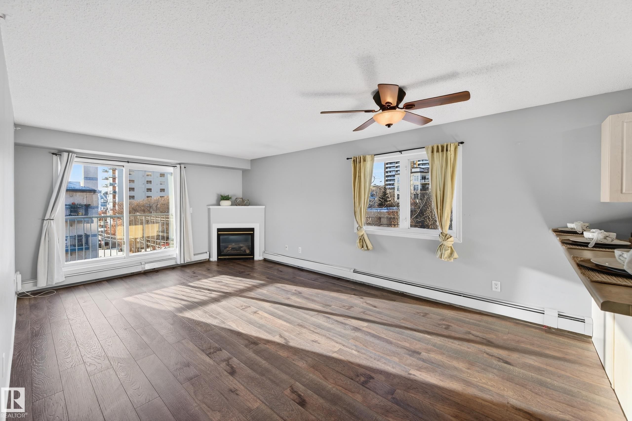 418 10403 98 Avenue, Edmonton, AB - Indoor Photo Showing Living Room With Fireplace