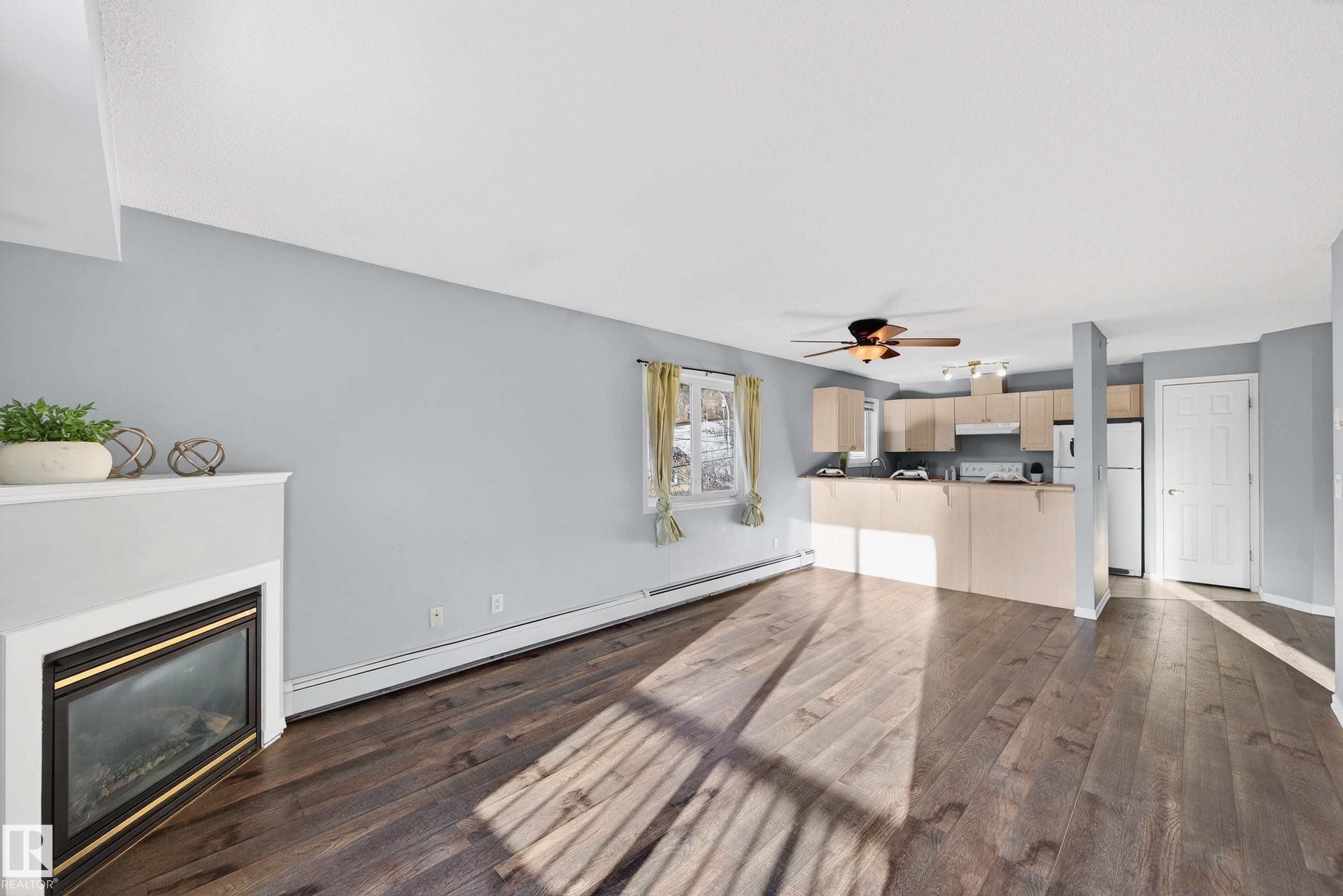 418 10403 98 Avenue, Edmonton, AB - Indoor With Fireplace