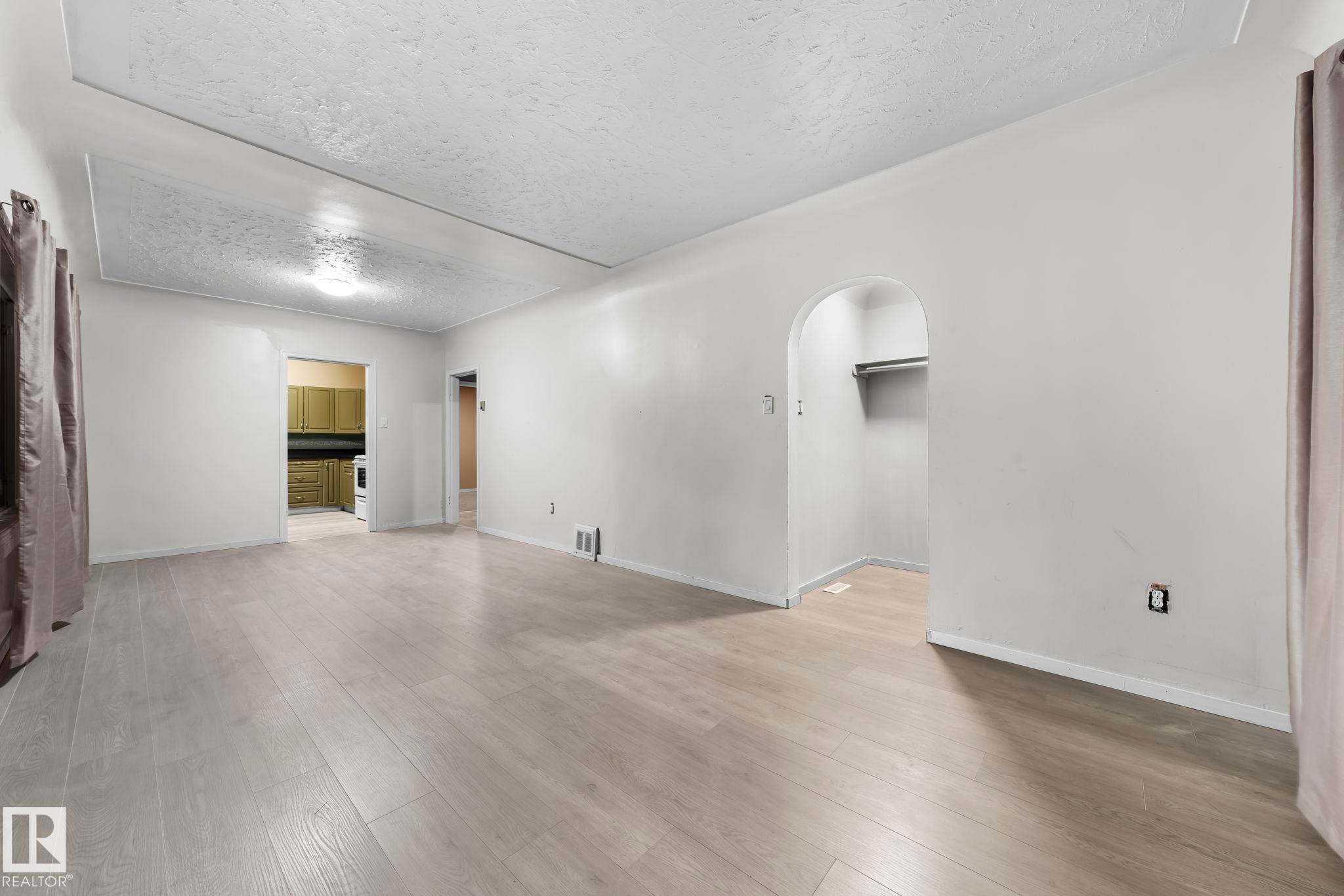 Edmonton, AB - Indoor Photo Showing Other Room