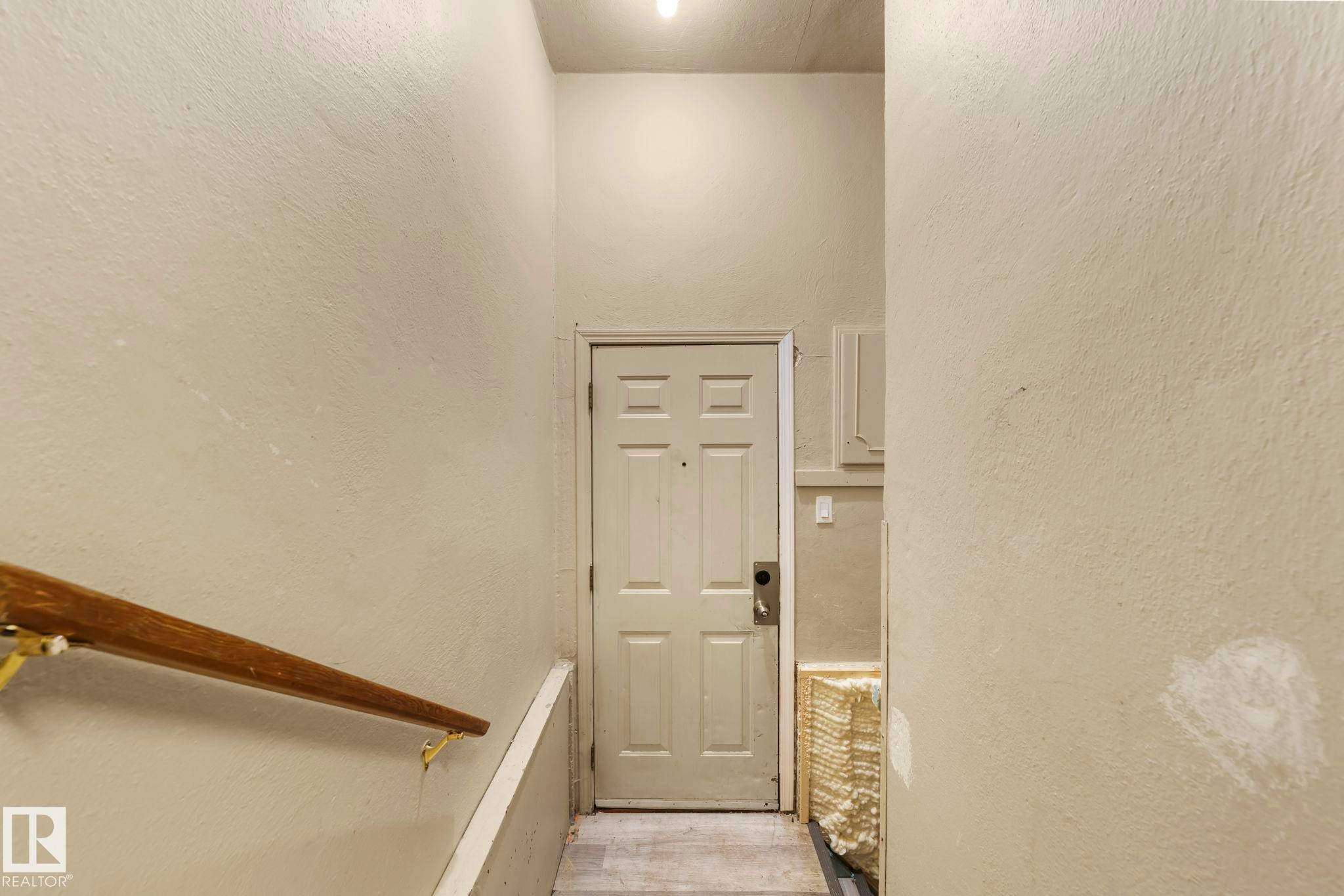 Edmonton, AB - Indoor Photo Showing Other Room