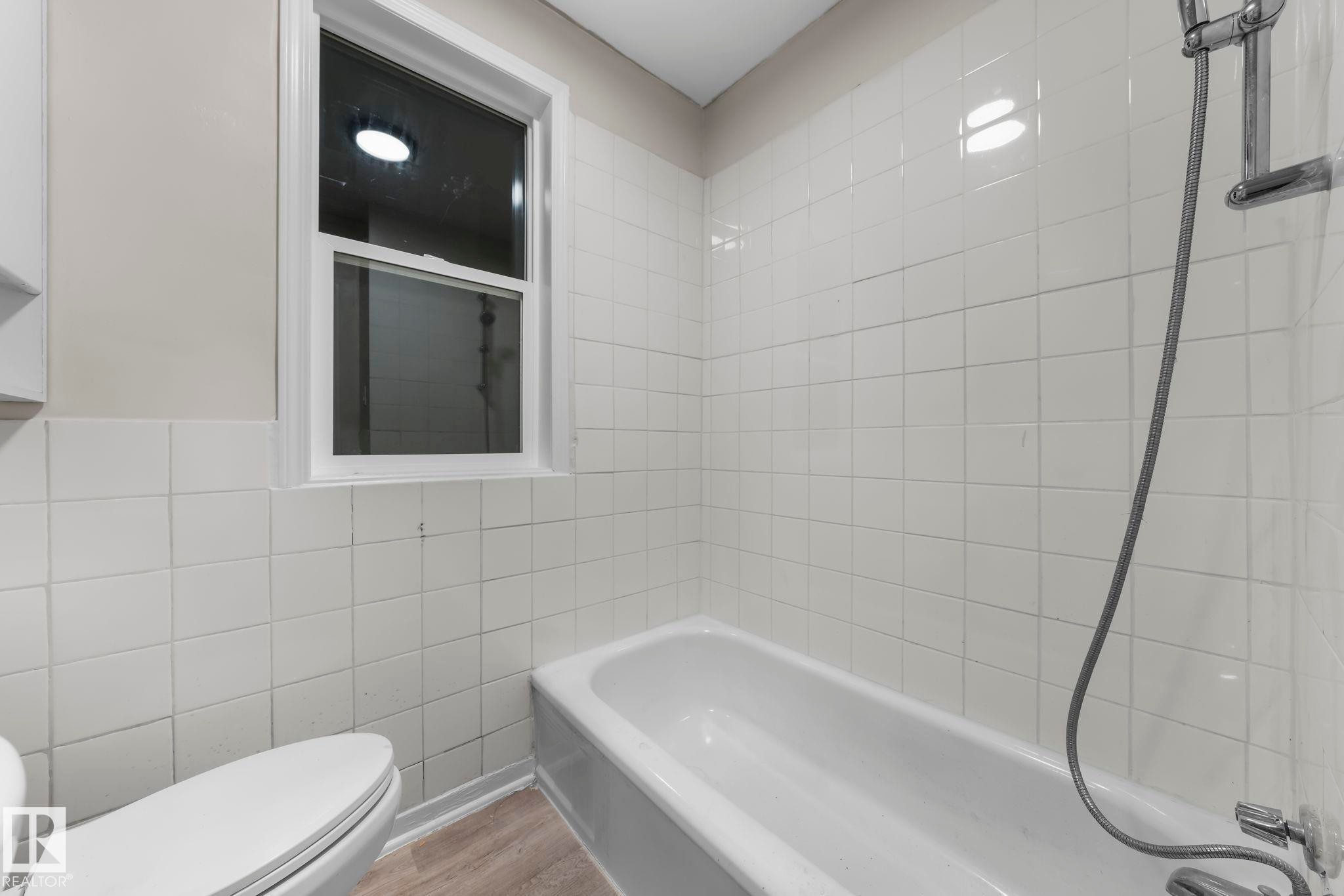 Edmonton, AB - Indoor Photo Showing Bathroom