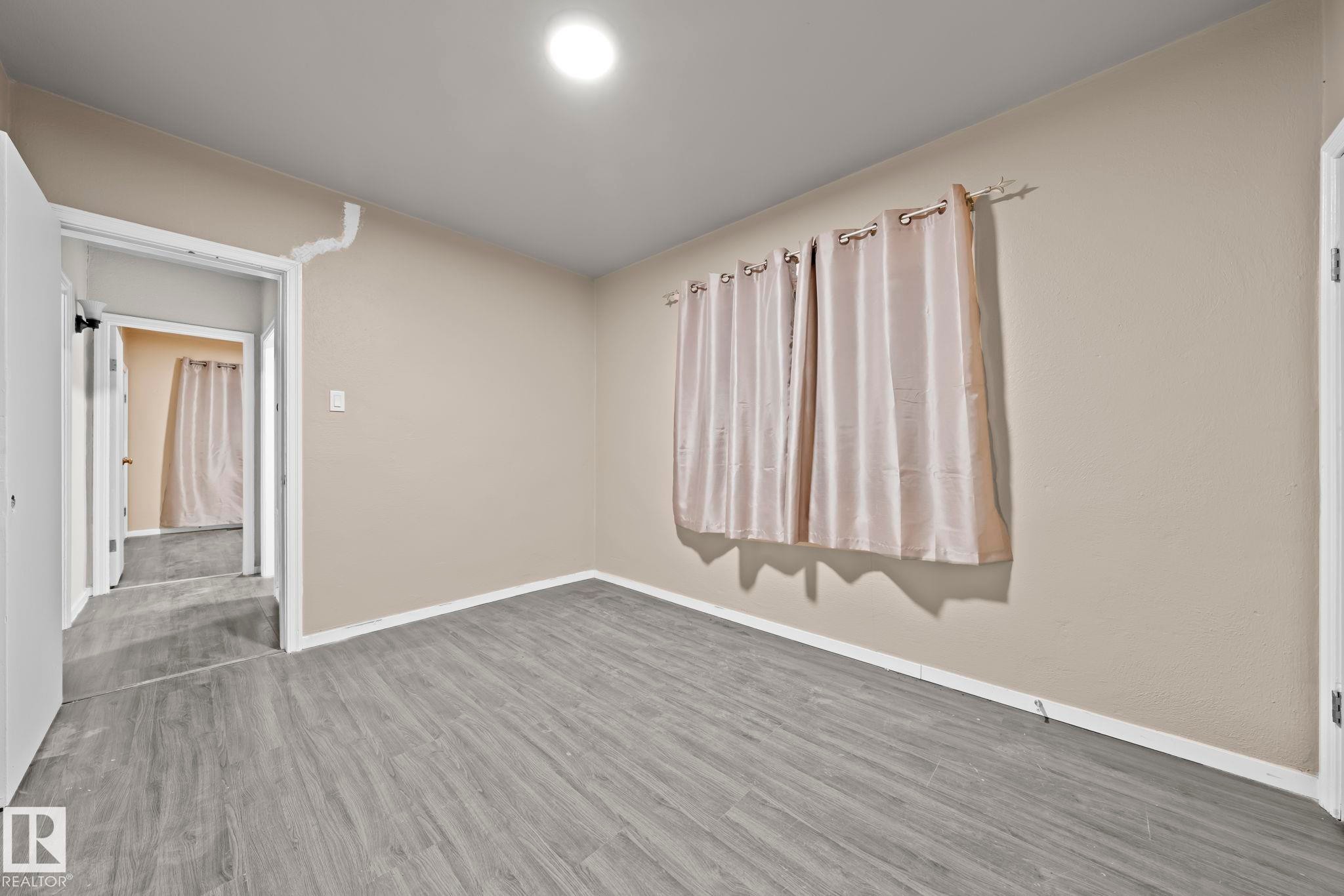 Edmonton, AB - Indoor Photo Showing Other Room