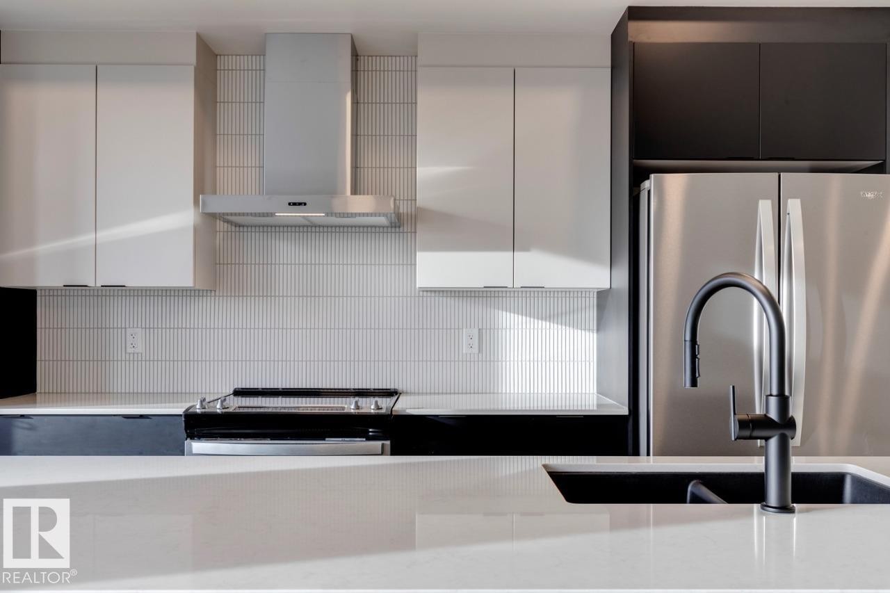 22915 80 Avenue, Edmonton, AB - Indoor Photo Showing Kitchen With Double Sink With Upgraded Kitchen