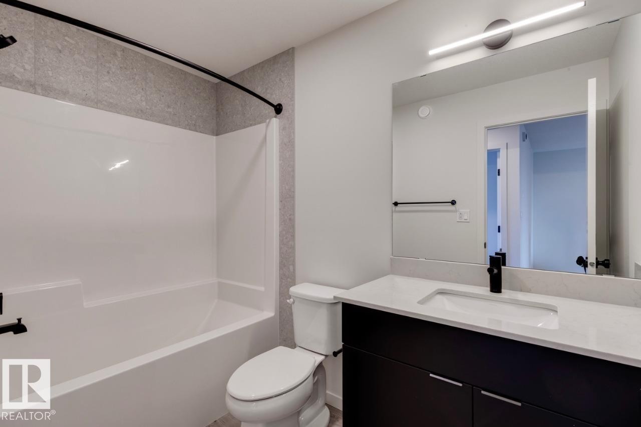 22915 80 Avenue, Edmonton, AB - Indoor Photo Showing Bathroom