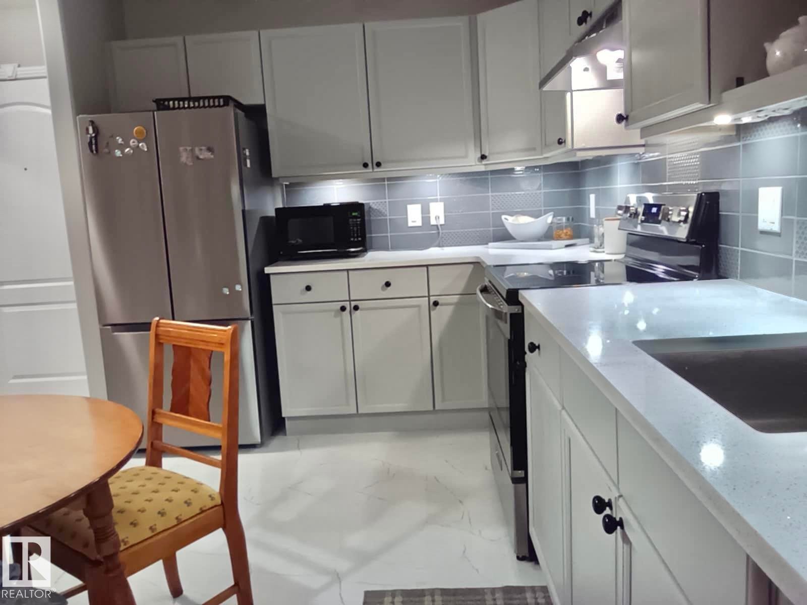 135 592 Hooke Road, Edmonton, AB - Indoor Photo Showing Kitchen