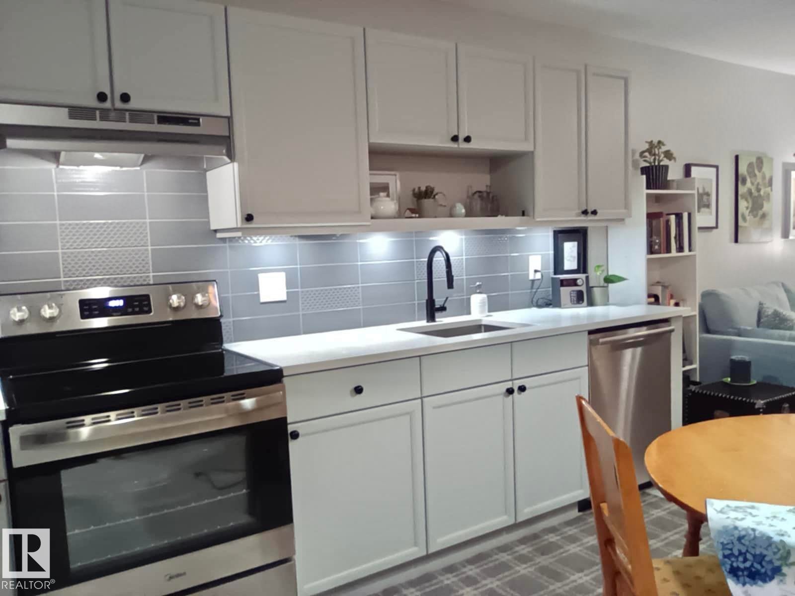 135 592 Hooke Road, Edmonton, AB - Indoor Photo Showing Kitchen With Upgraded Kitchen