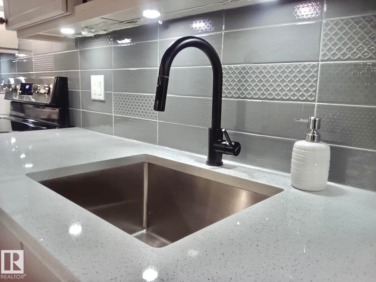 135 592 Hooke Road, Edmonton, AB - Indoor Photo Showing Kitchen