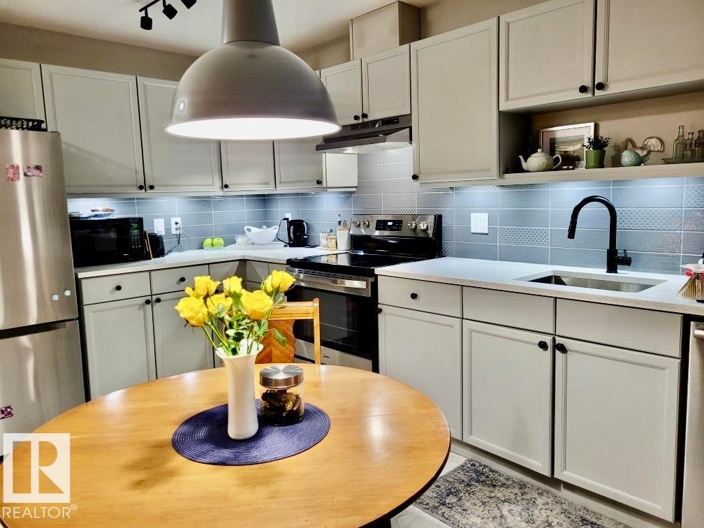 135 592 Hooke Road, Edmonton, AB - Indoor Photo Showing Kitchen