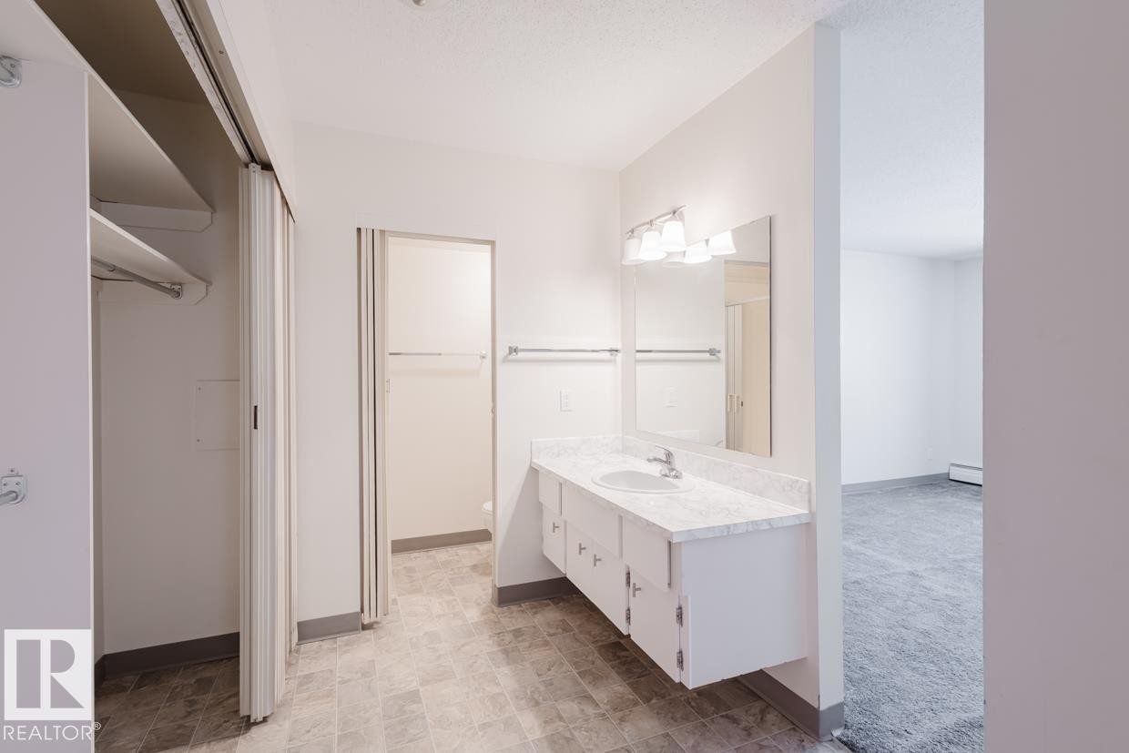 Edmonton, AB - Indoor Photo Showing Bathroom